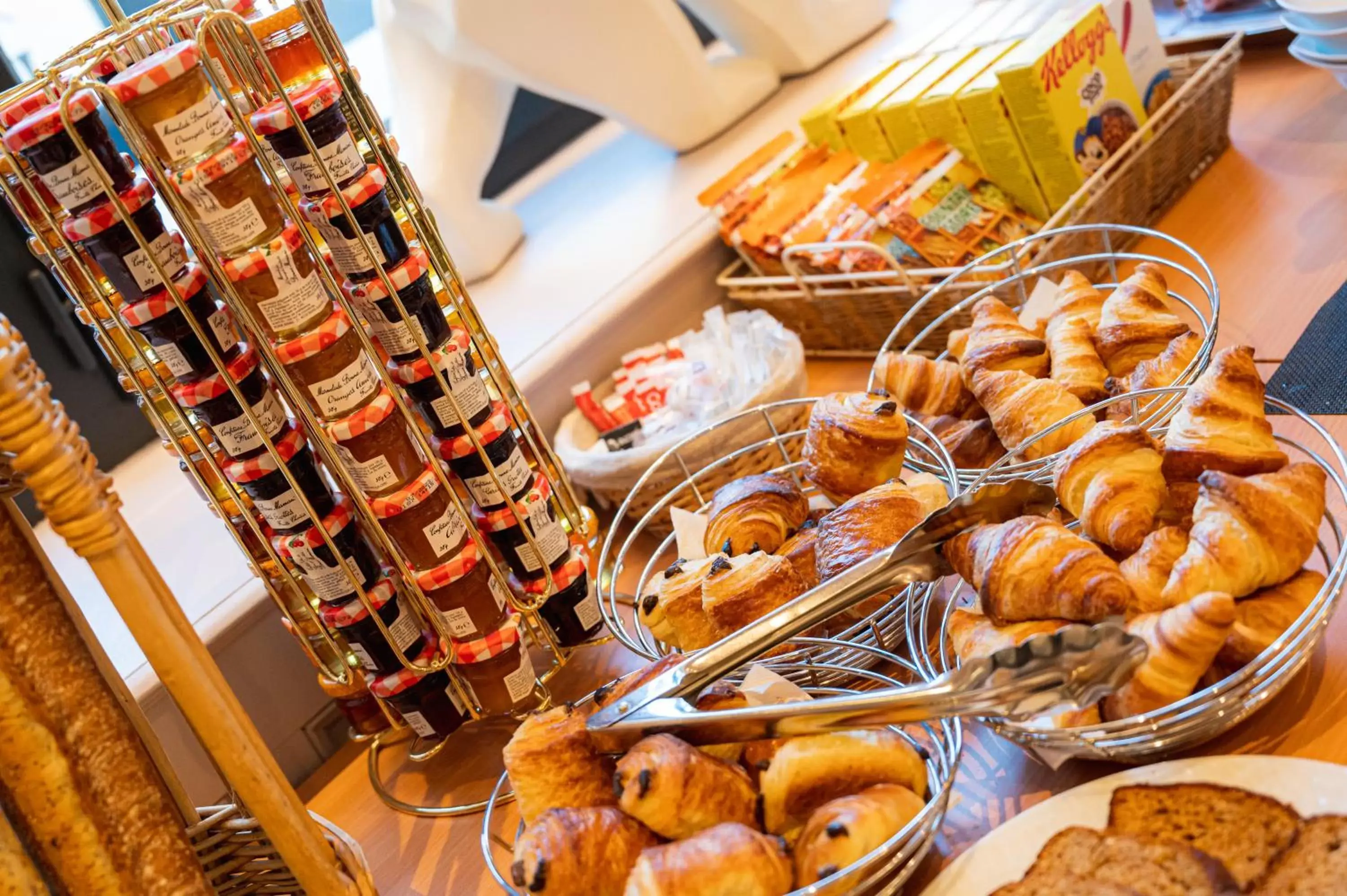 Buffet breakfast in Logis Hotel Darcy Dijon Centre
