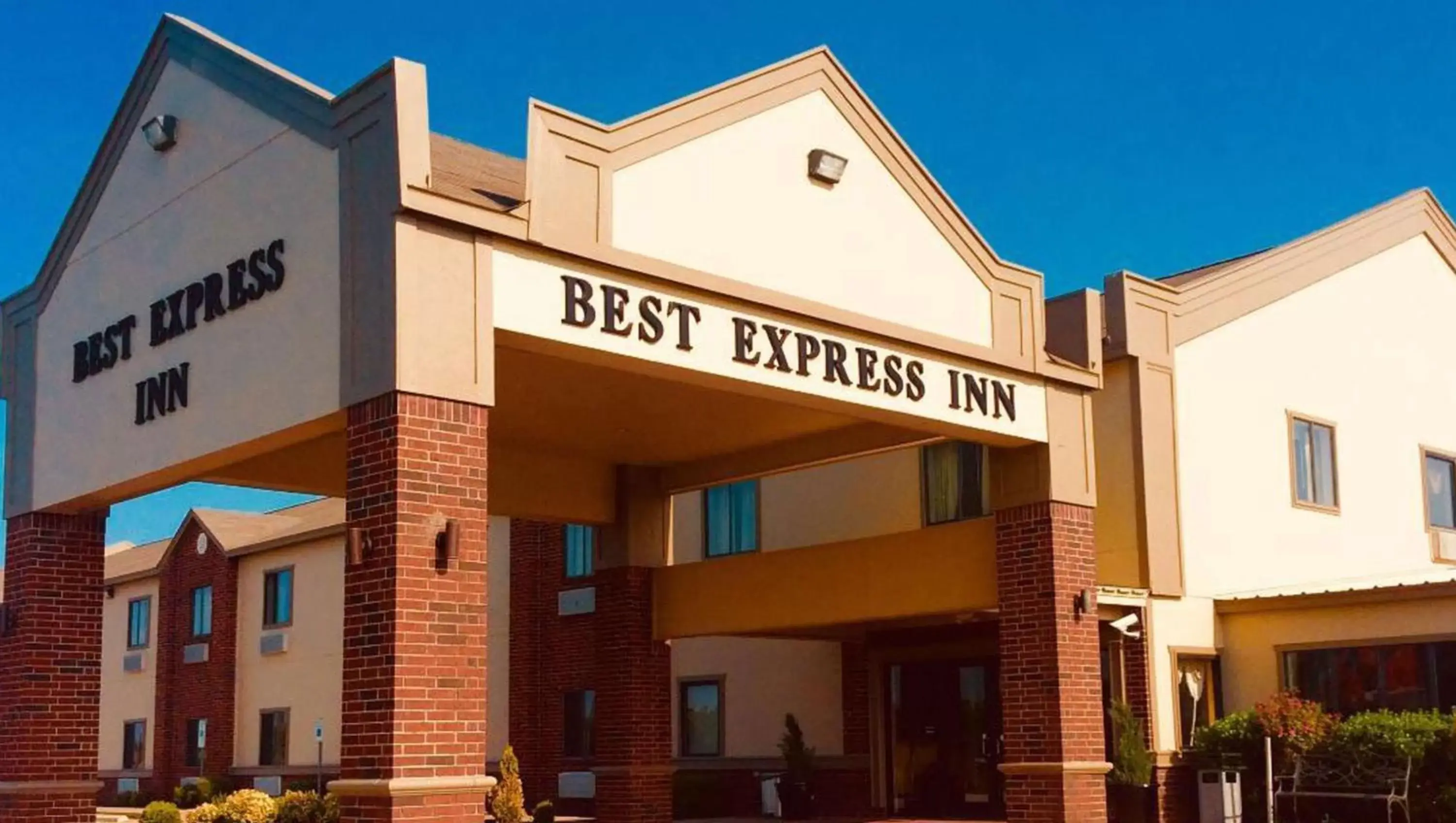 Property building in Best Express Inn & Suites Calera