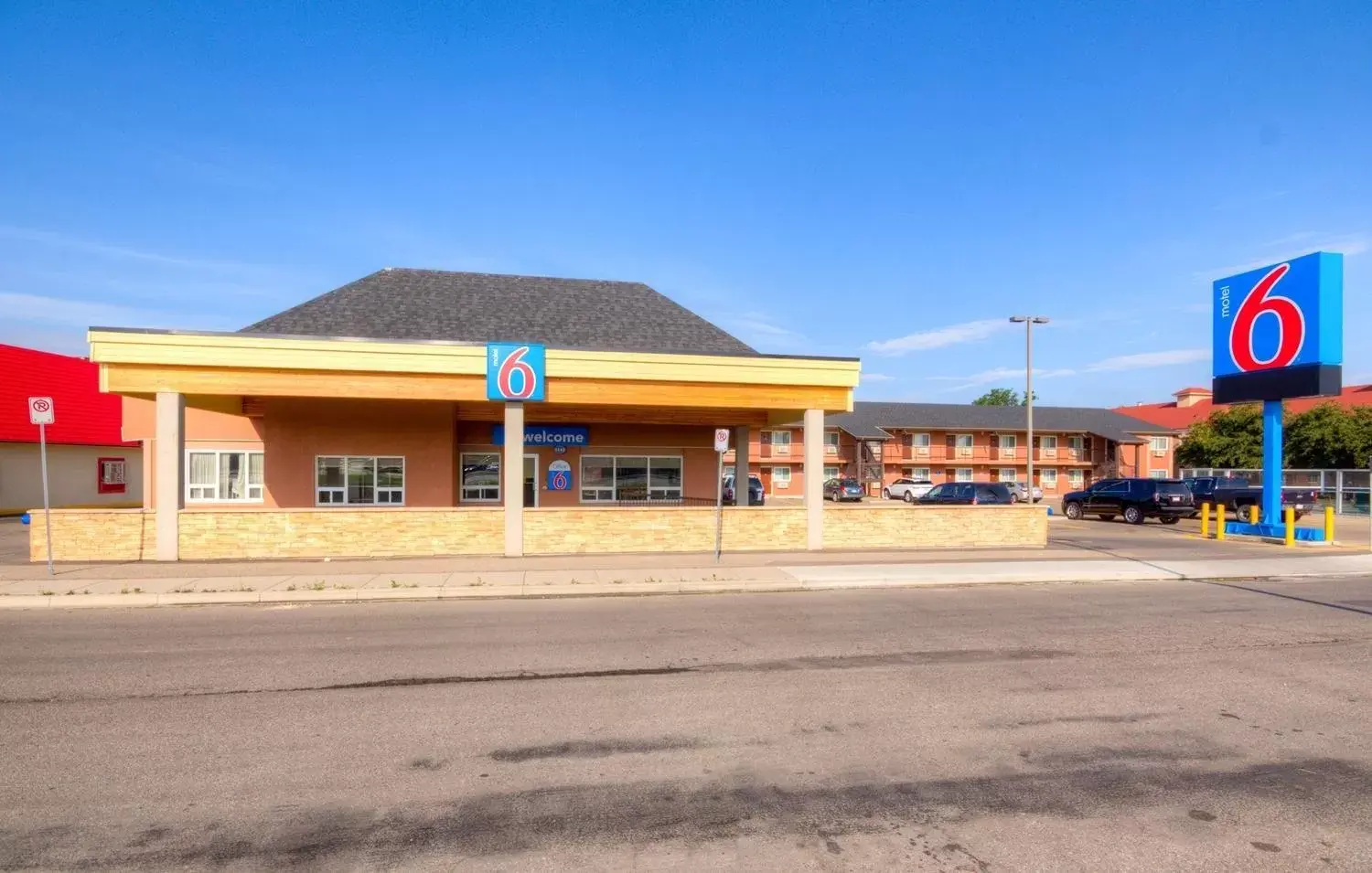 Facade/entrance, Property Building in Motel 6-Lethbridge, AB