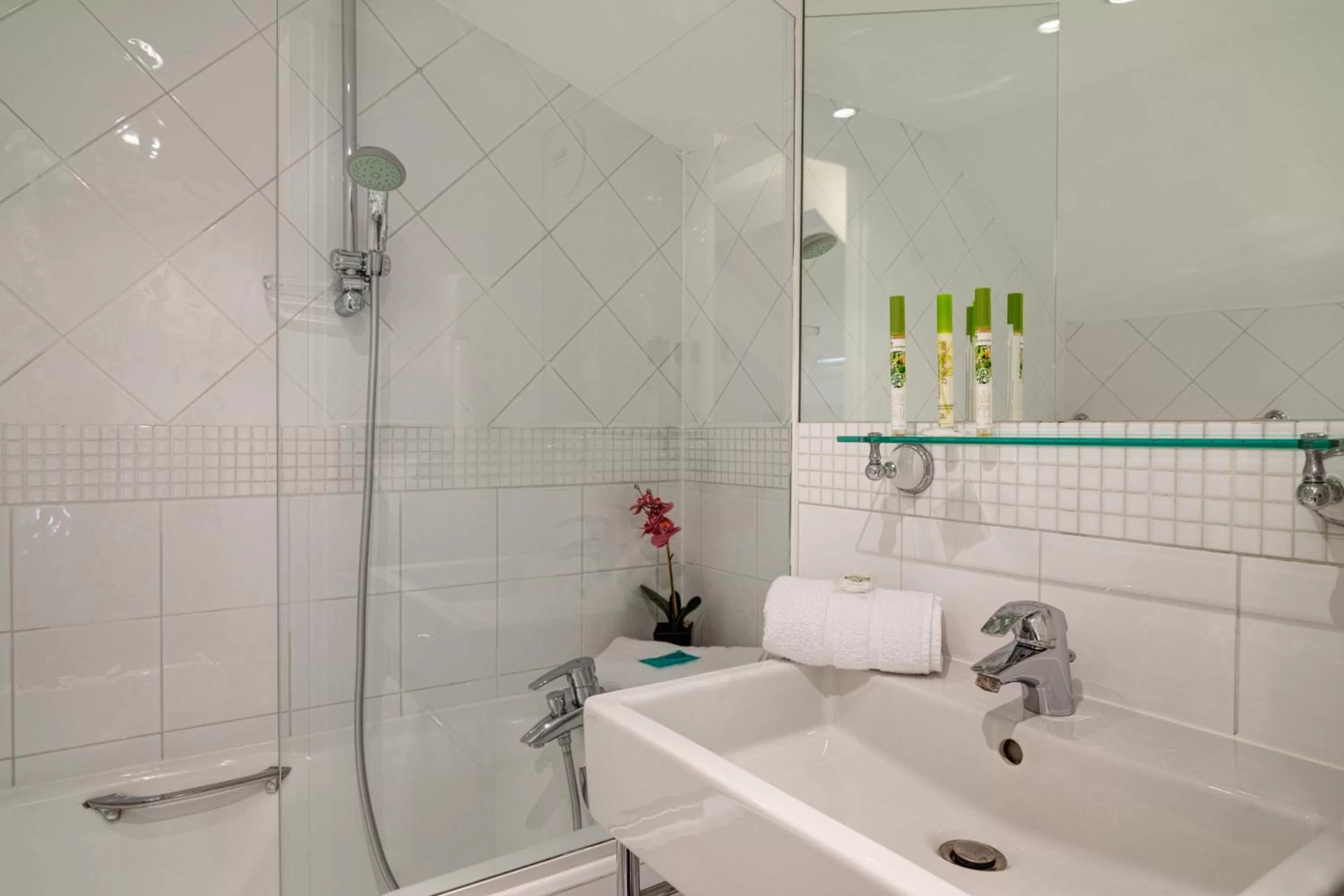 Bathroom in Hotel Lorette - Astotel