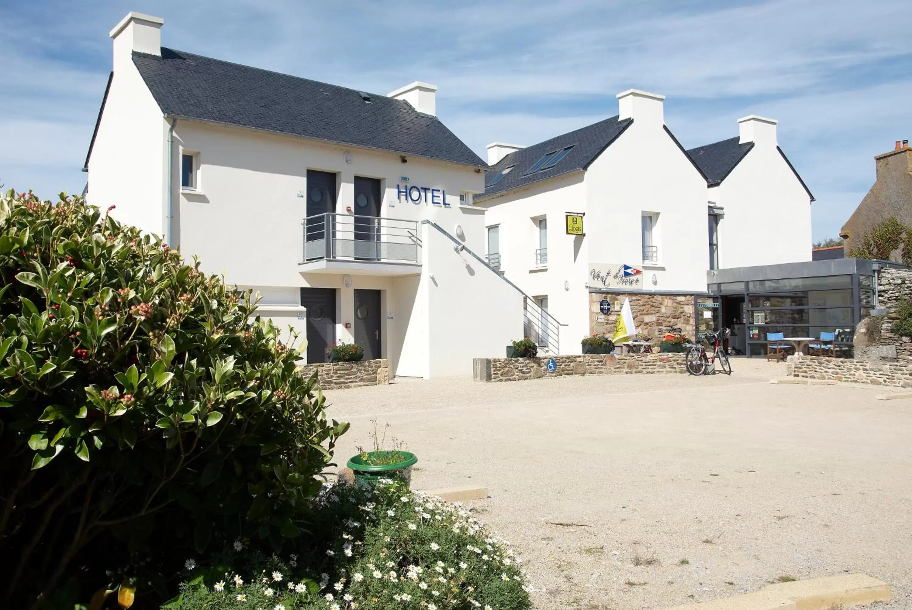 Facade/entrance, Property Building in Logis Hôtel Vent d'Iroise