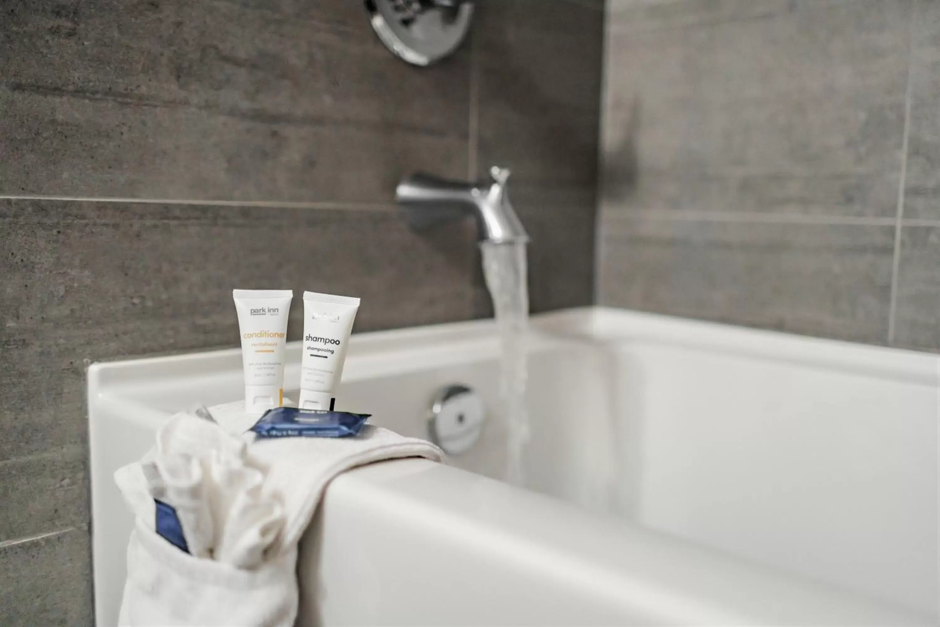 Bathroom in Park Inn by Radisson Leduc AB