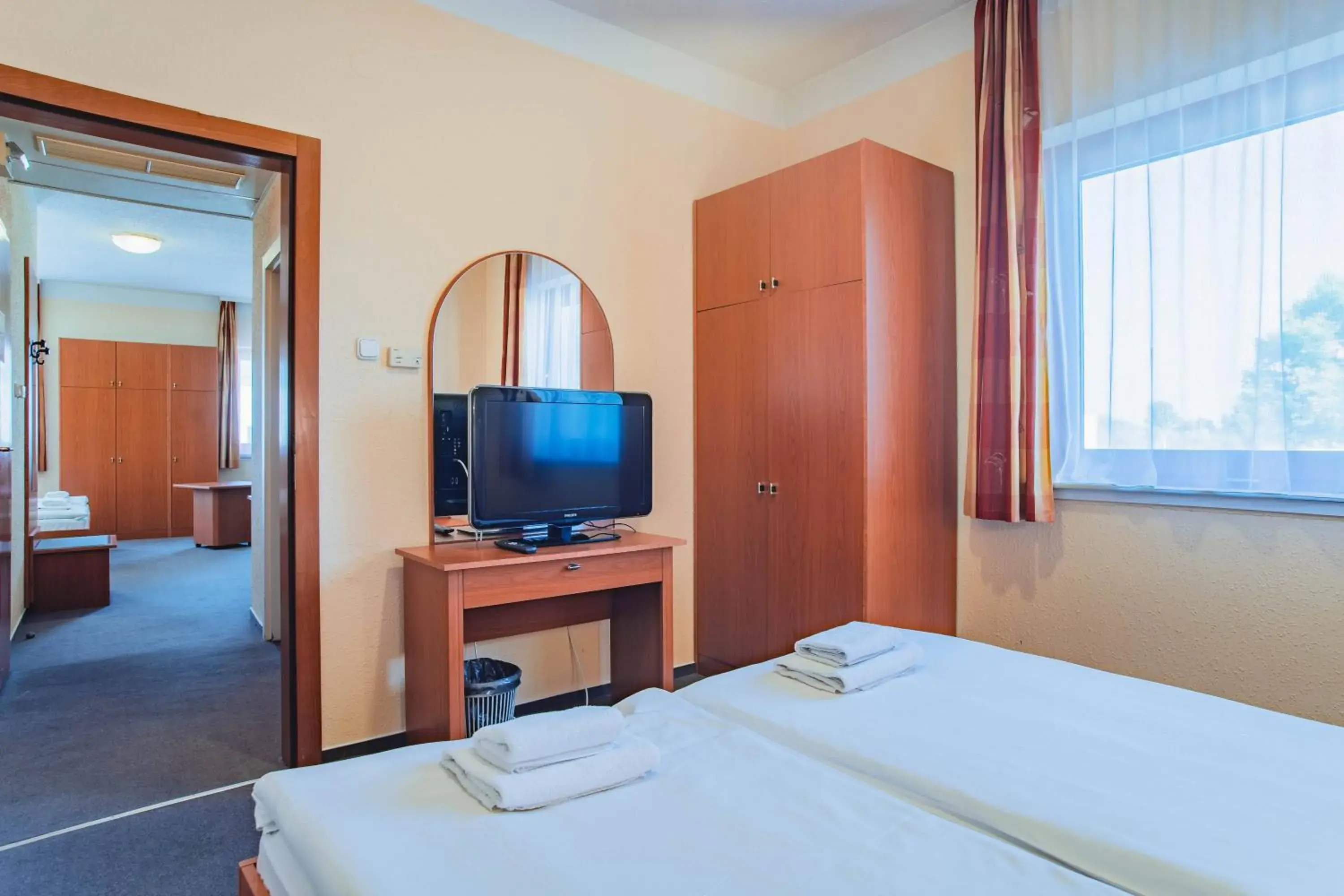 Bed, TV/Entertainment Center in Homoky Hotels Bestline Hotel