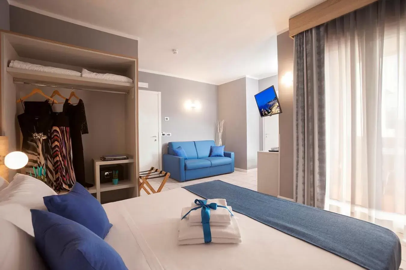 Bedroom, TV/Entertainment Center in Bike&Boat Argentario Hotel