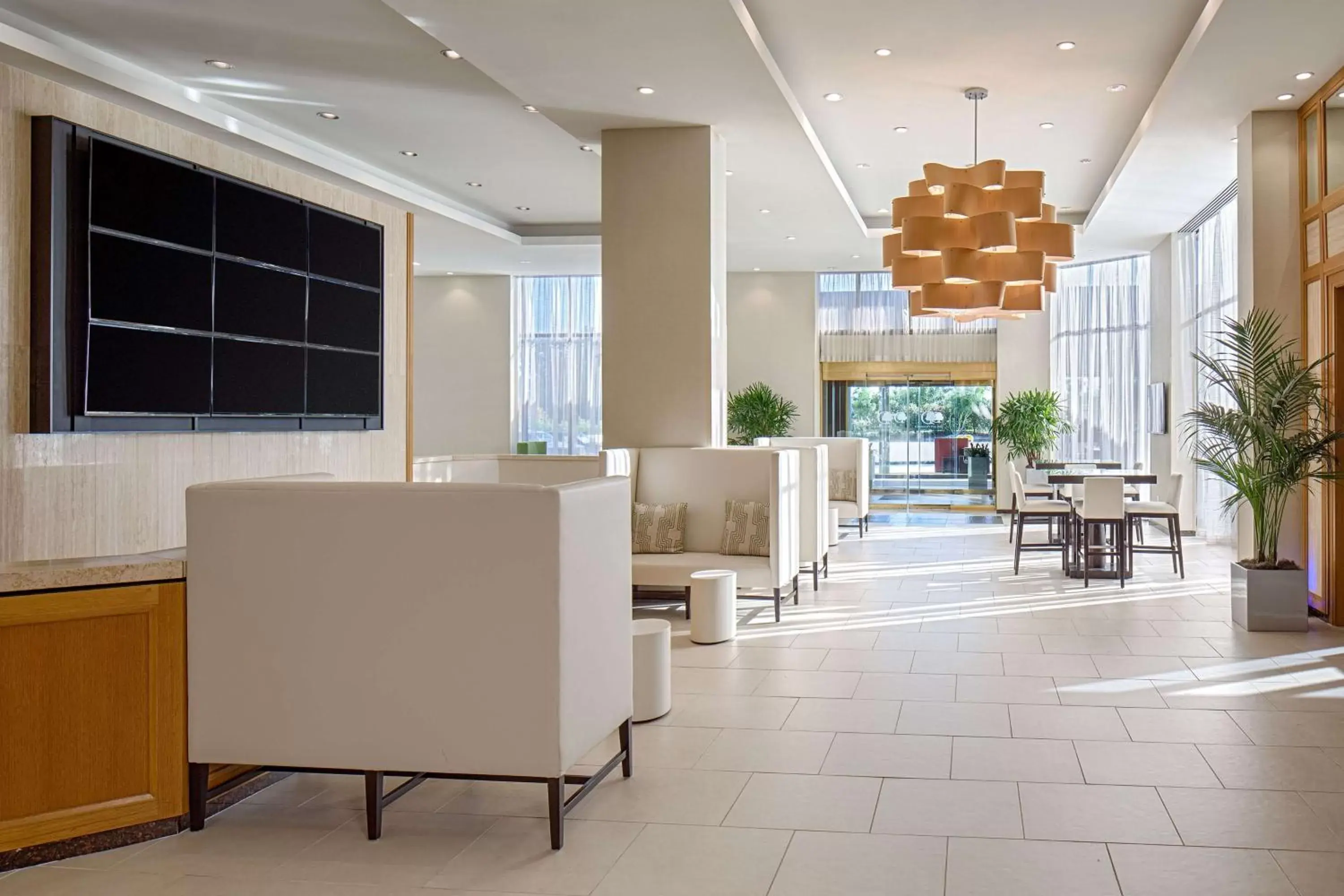 Lobby or reception, Restaurant/Places to Eat in DoubleTree by Hilton Hotel Houston Greenway Plaza