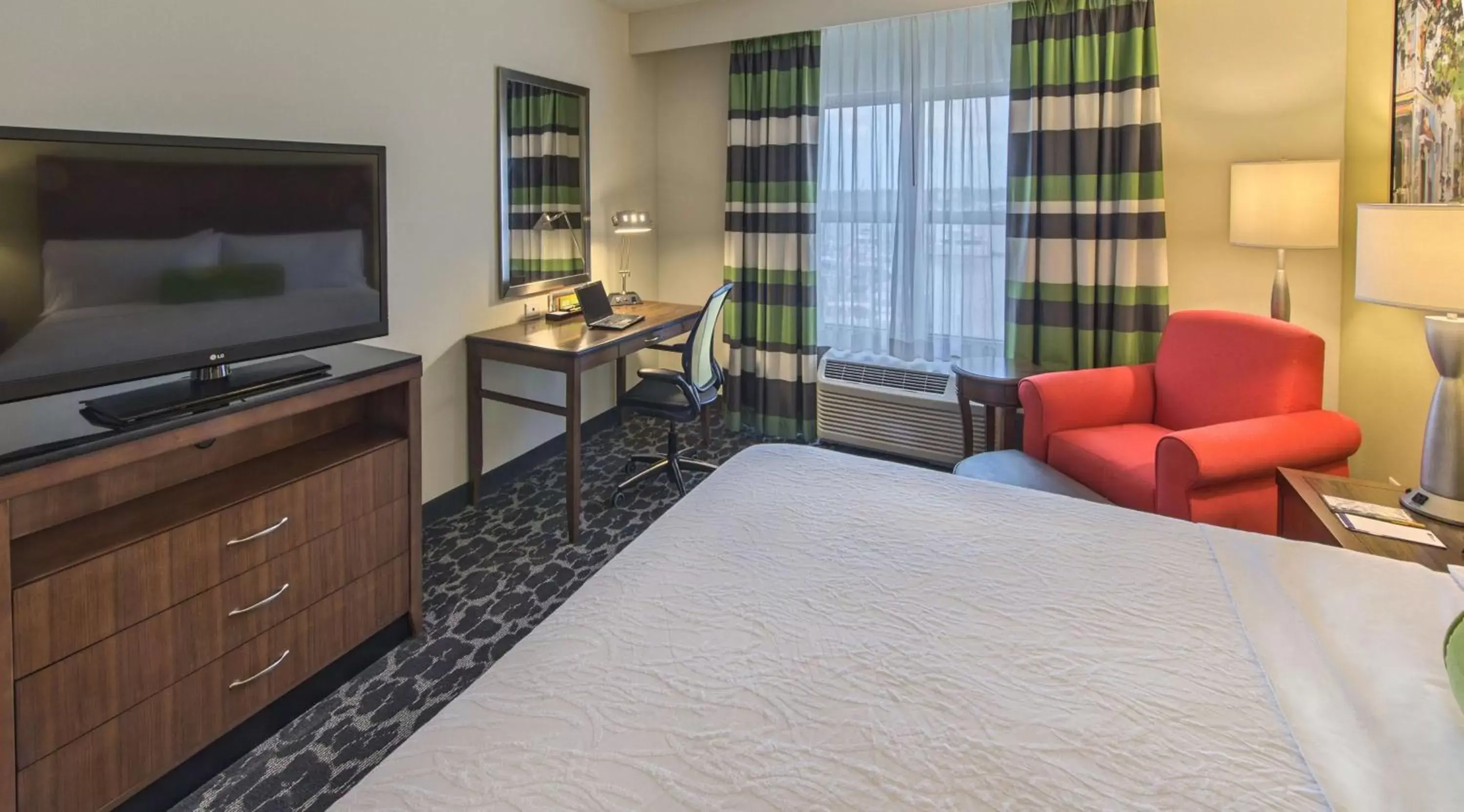 Bedroom, TV/Entertainment Center in Hilton Garden Inn Charleston Waterfront/Downtown