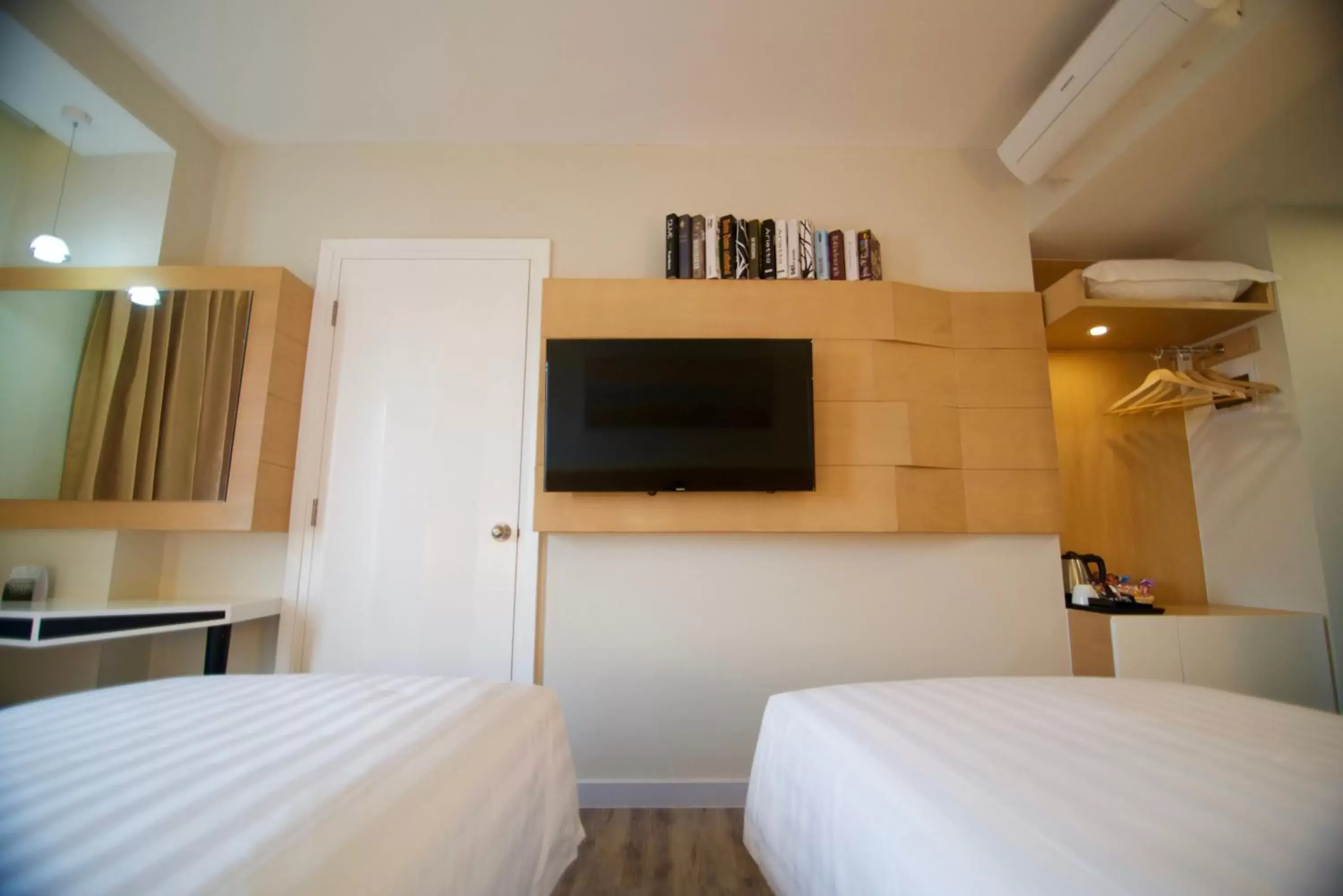 Bed, TV/Entertainment Center in Verse Luxe Hotel Wahid Hasyim