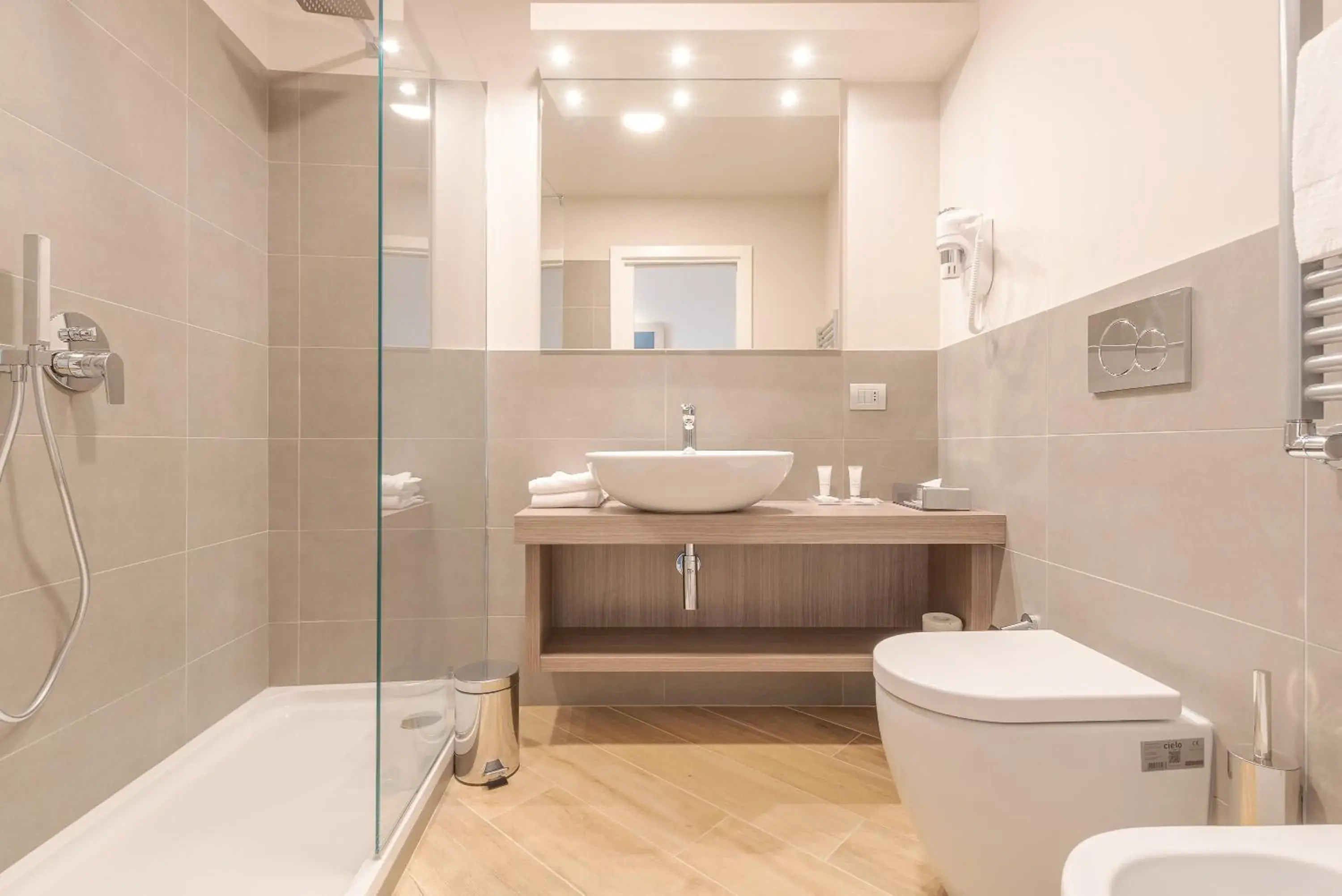 Shower, Bathroom in Hotel Horizon Wellness & Spa Resort; Best Western Signature Collection