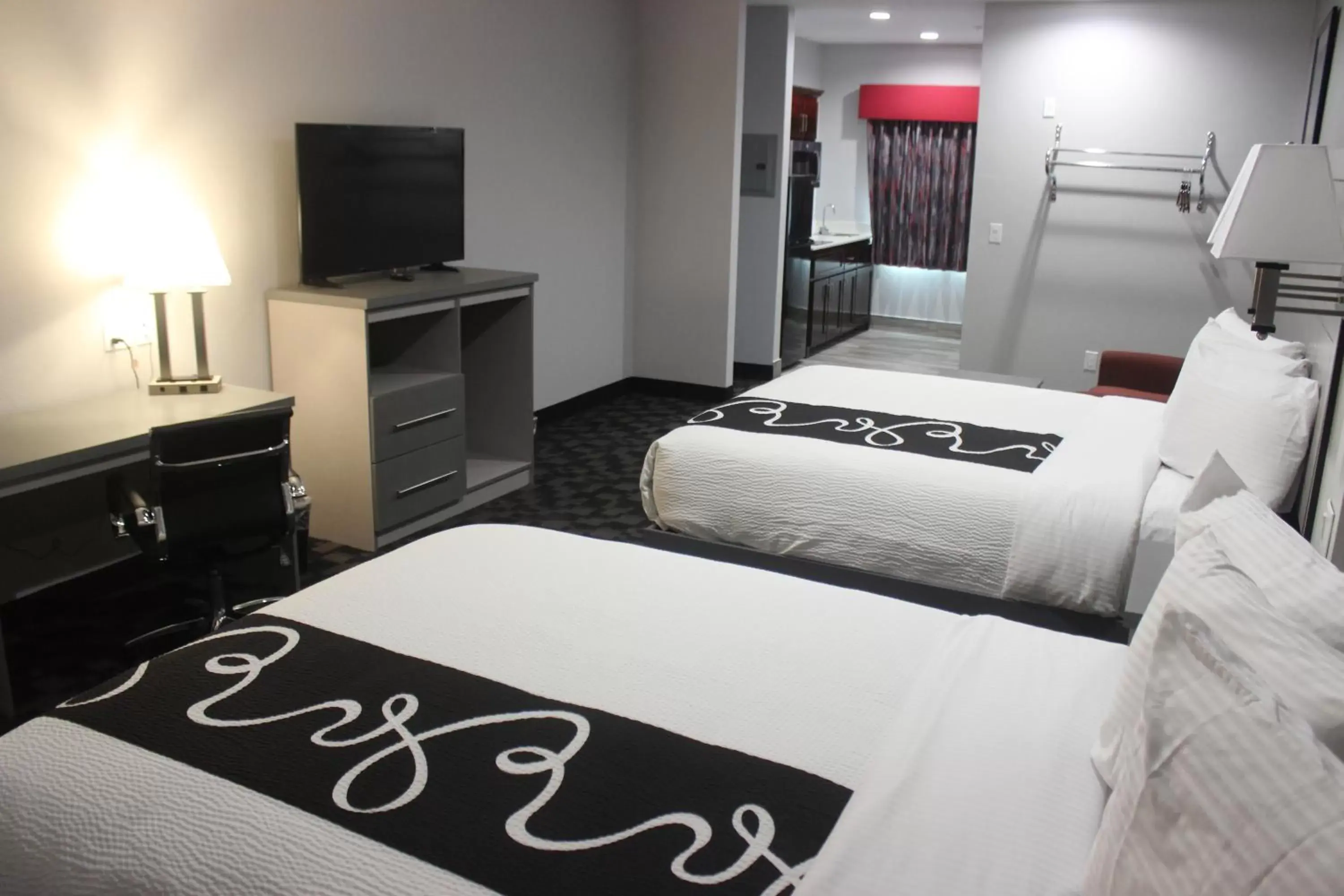 Shower, Bed in Paris Inn & Suites Shower, Bed in Paris Inn & Suites