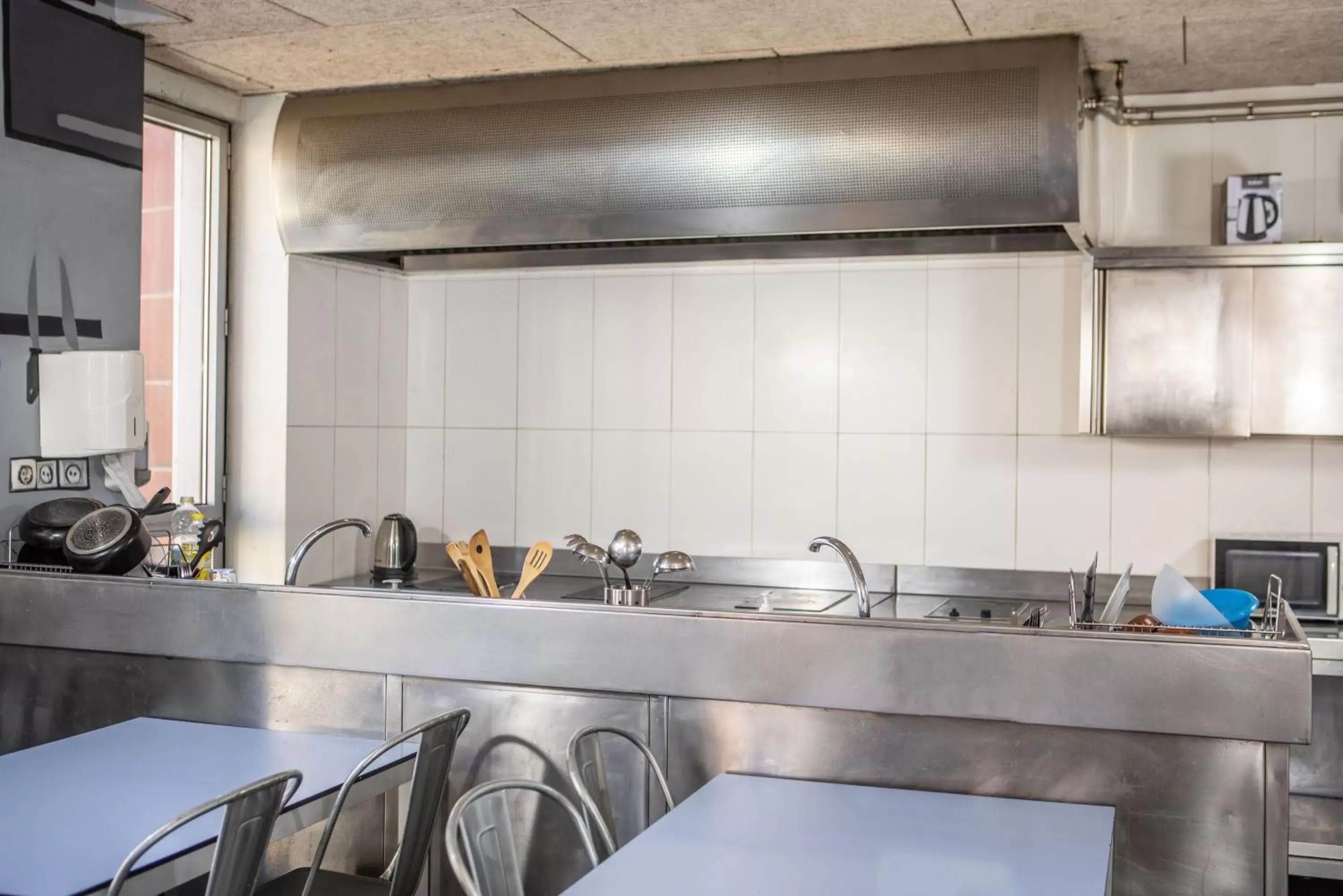 Dining area, Kitchen/Kitchenette in Barcelona Urbany Hostel