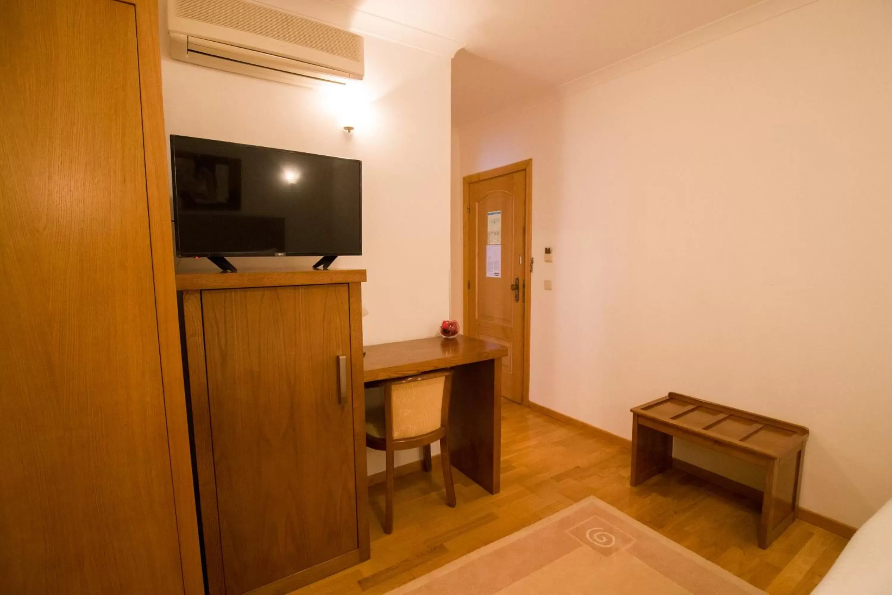 Bedroom, TV/Entertainment Center in Hotel Estalagem Turismo