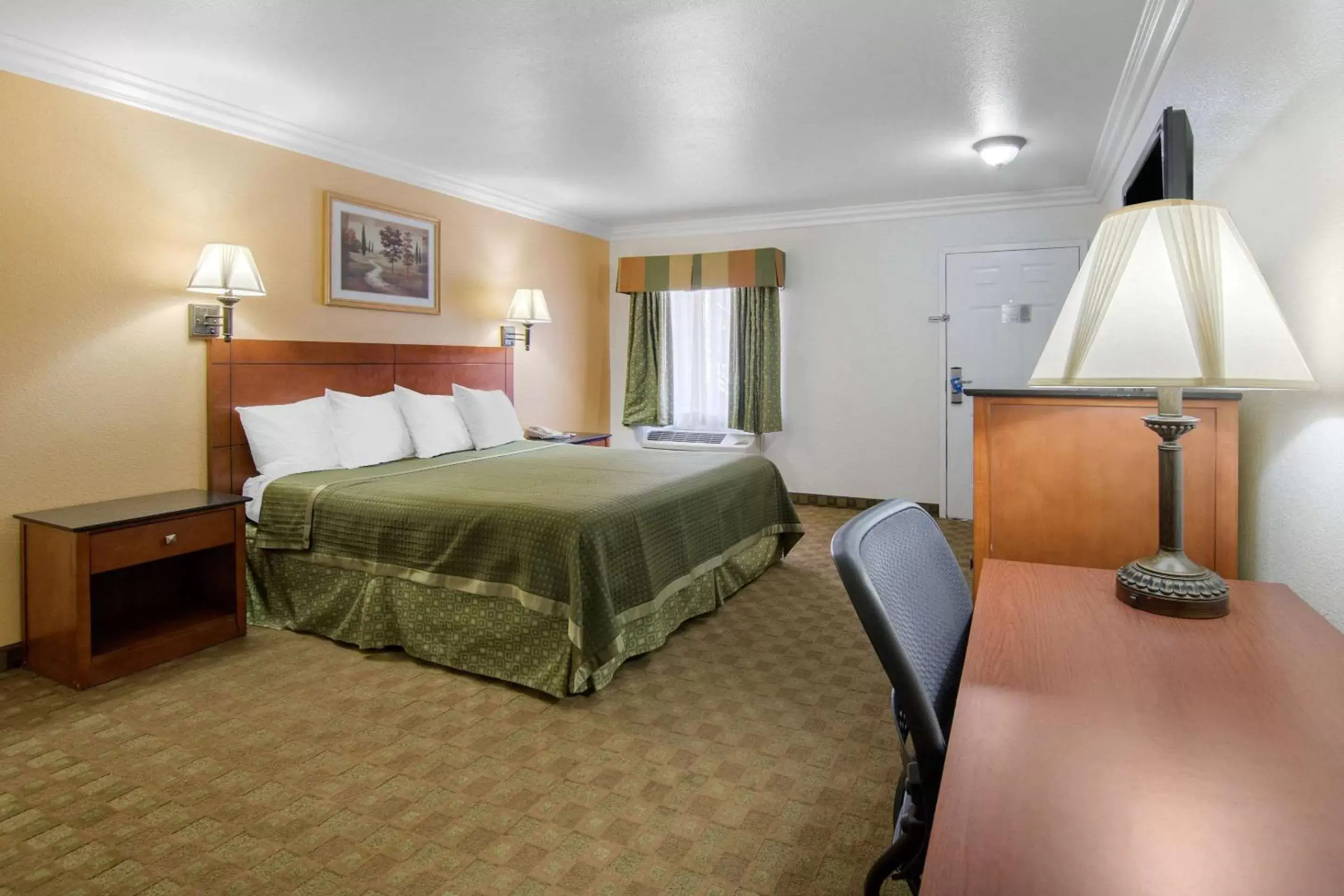 Photo of the whole room, Bed in Rodeway Inn Adelanto US 395