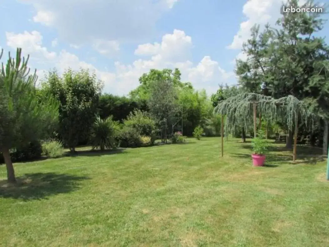 Garden in Merveilleuses chambres d'hôtes à Panazol