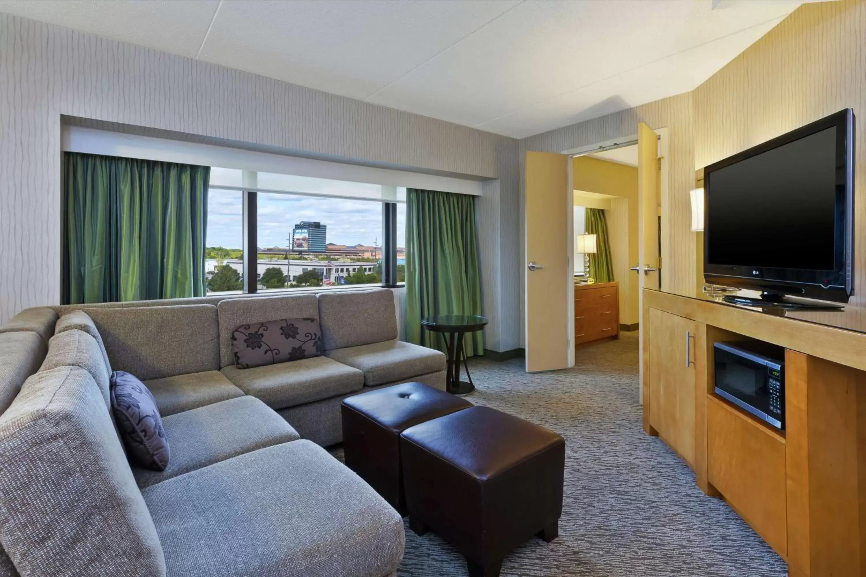 Living room in Hotel Auburn Hills Living room in Hotel Auburn Hills