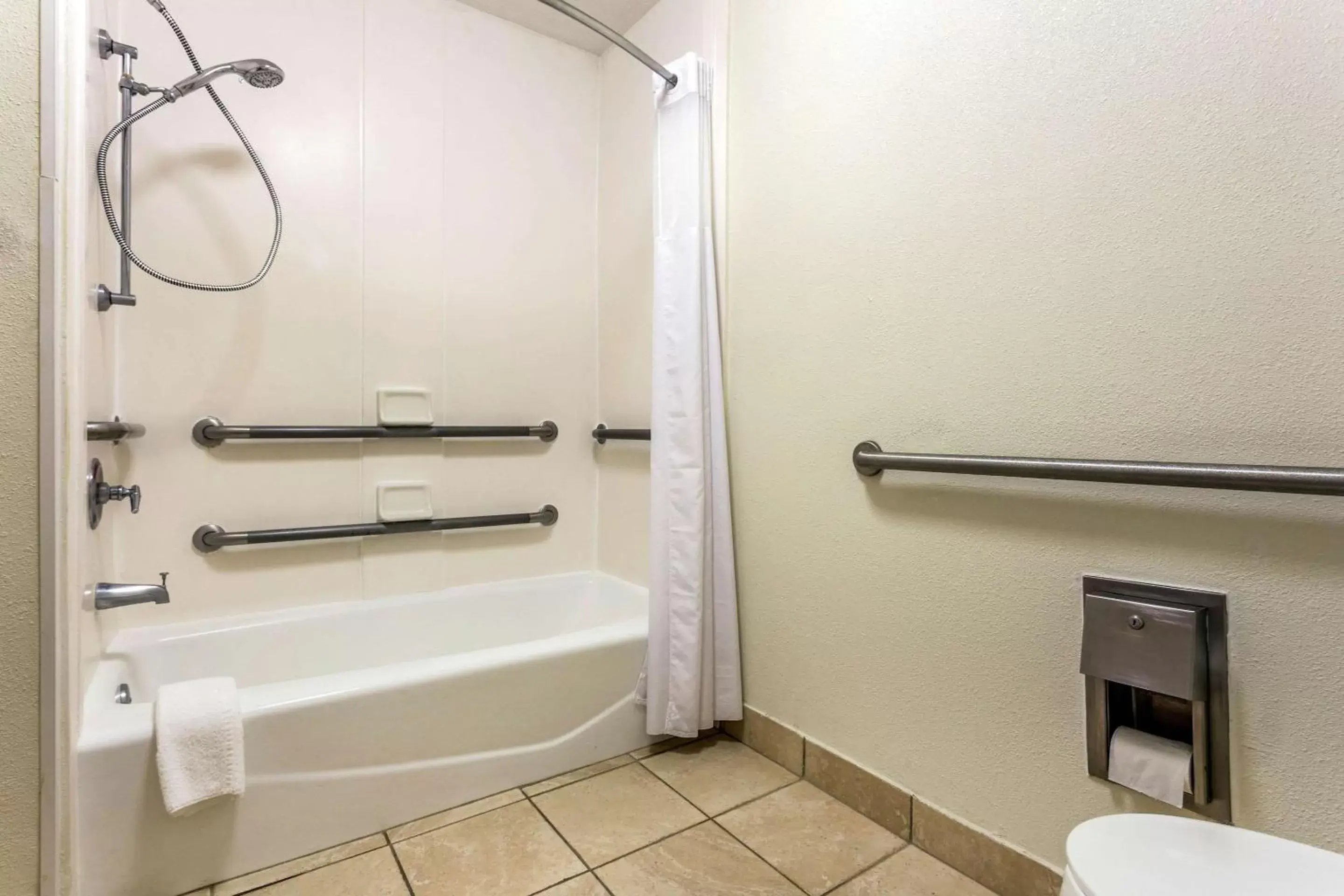 Photo of the whole room, Bathroom in Quality Inn Walterboro
