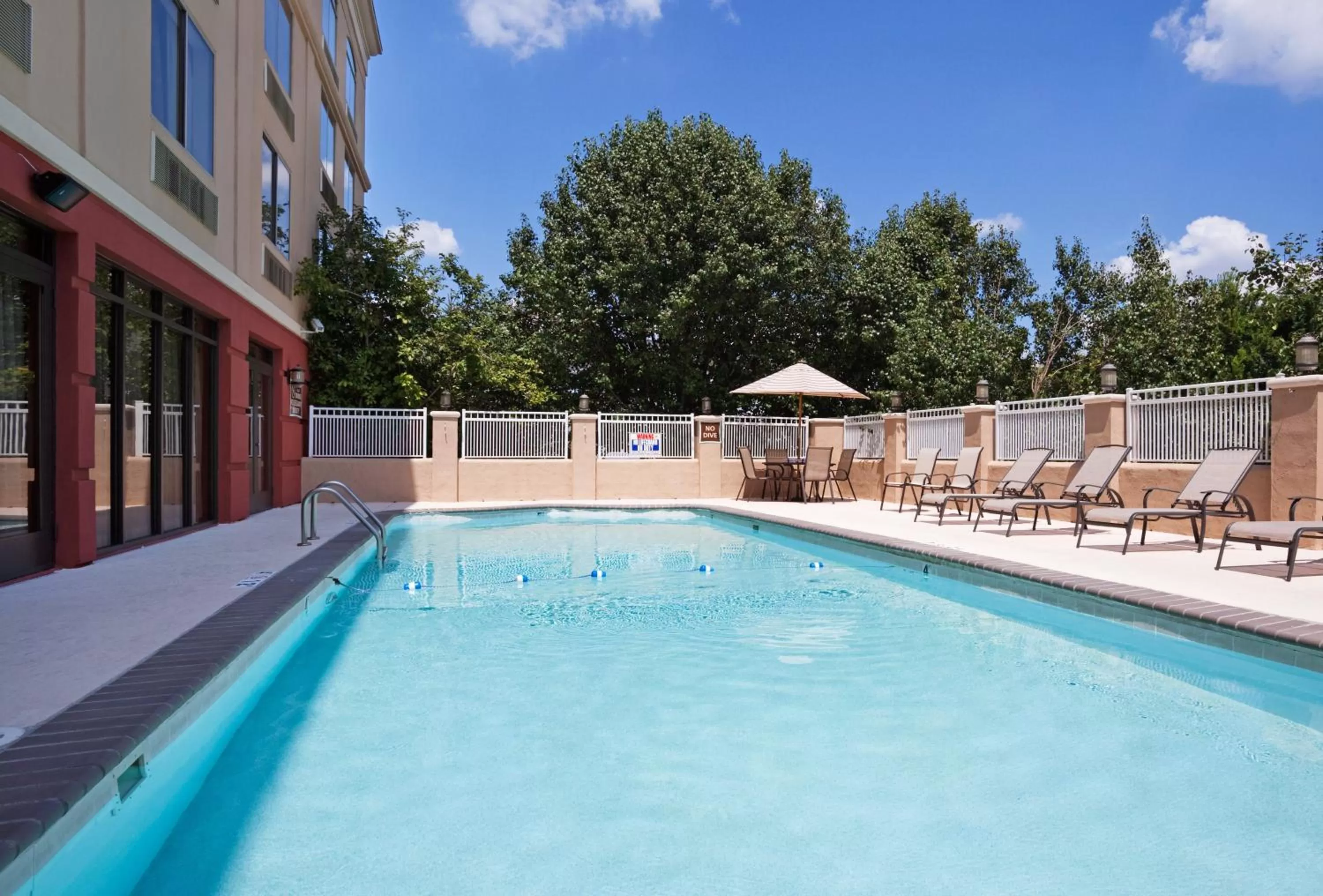 Swimming pool in Murfreesboro Central Hotel