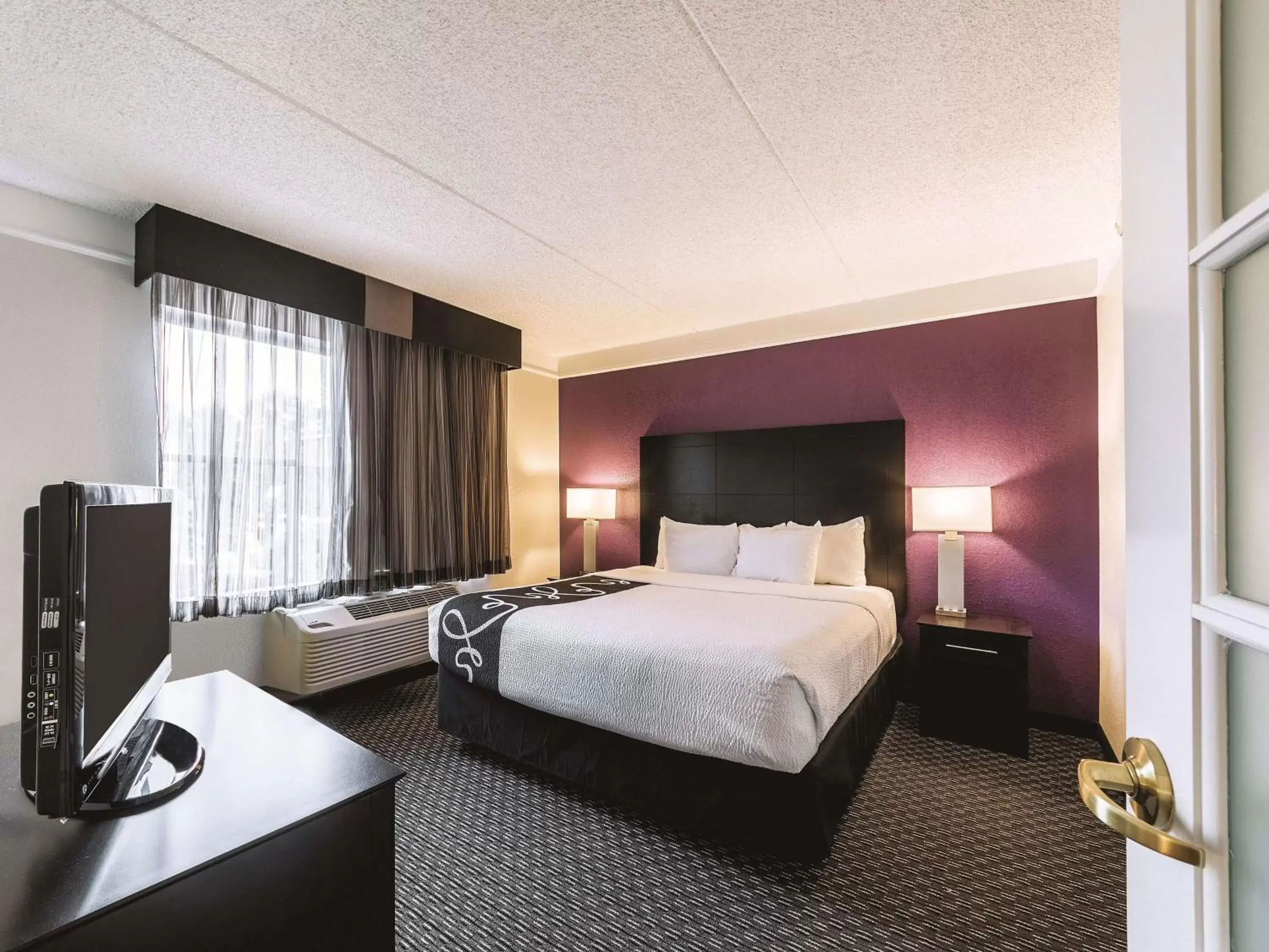 Photo of the whole room, Bed in La Quinta Inn & Suites by Wyndham San Antonio Downtown