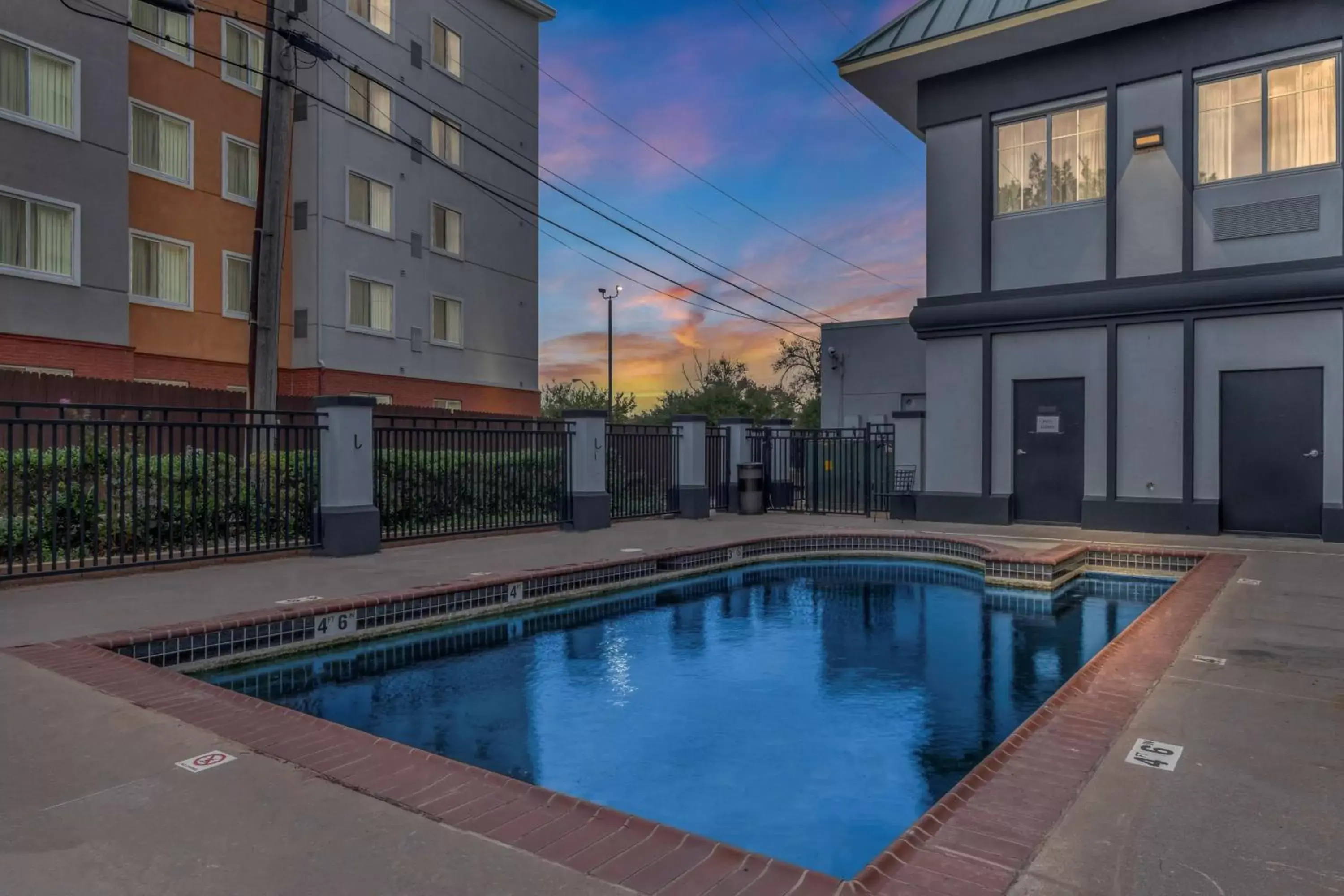 Pool view, Swimming Pool in Country Inn & Suites by Radisson, Oklahoma City at Northwest Expressway, OK