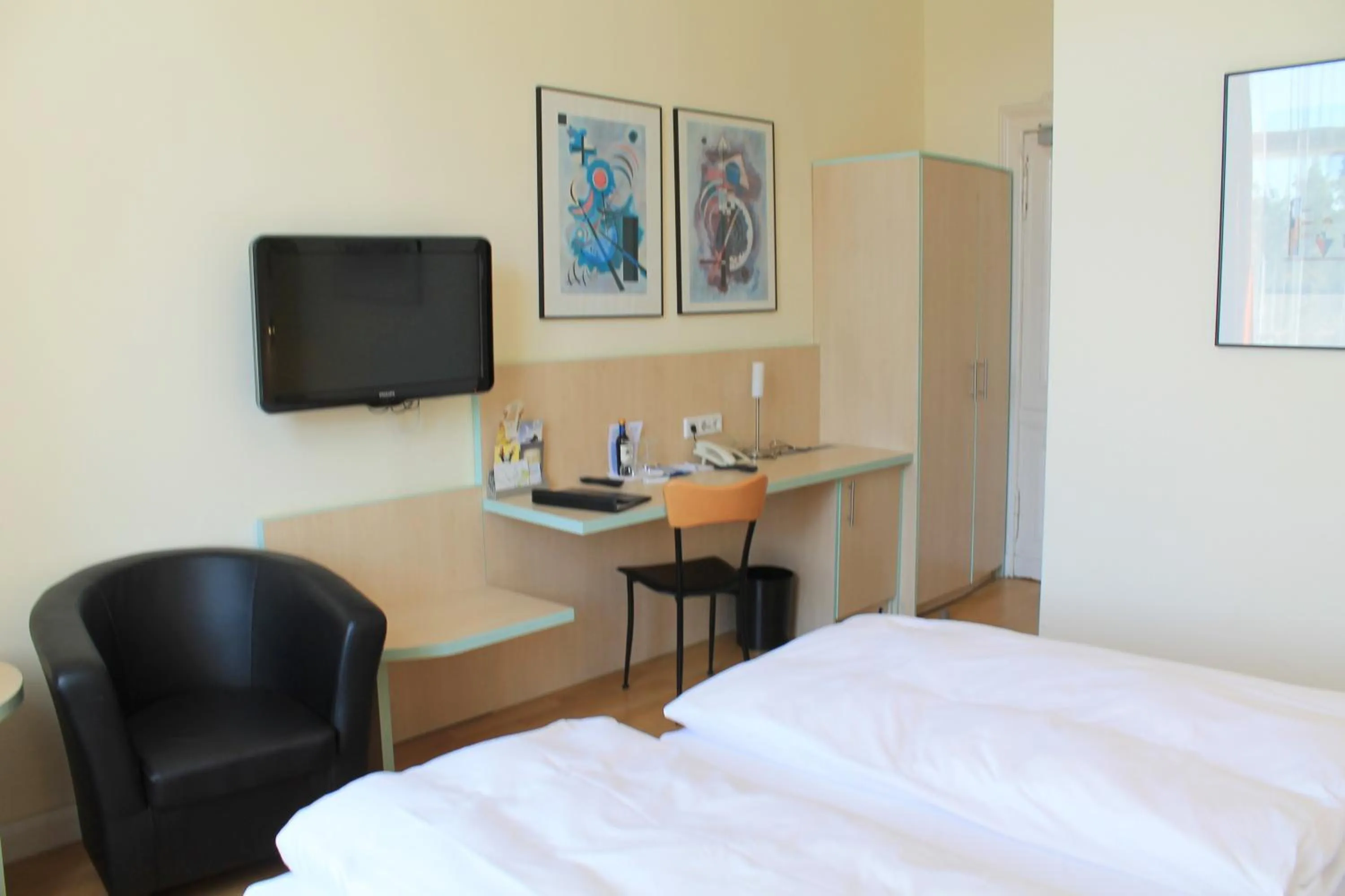 Photo of the whole room, Bed in Hotel Hansablick