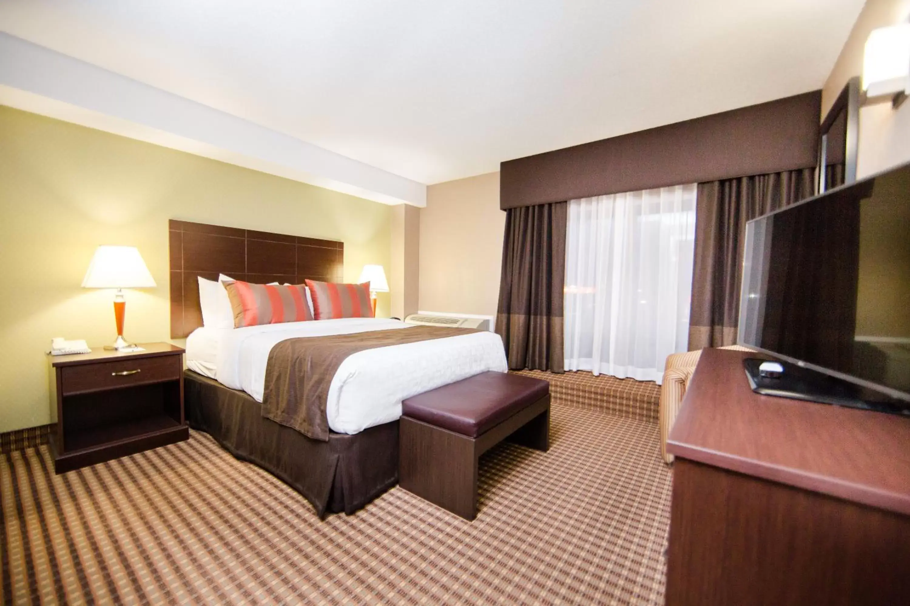 Bed in Best Western Plus Ottawa Kanata Hotel and Conference Centre