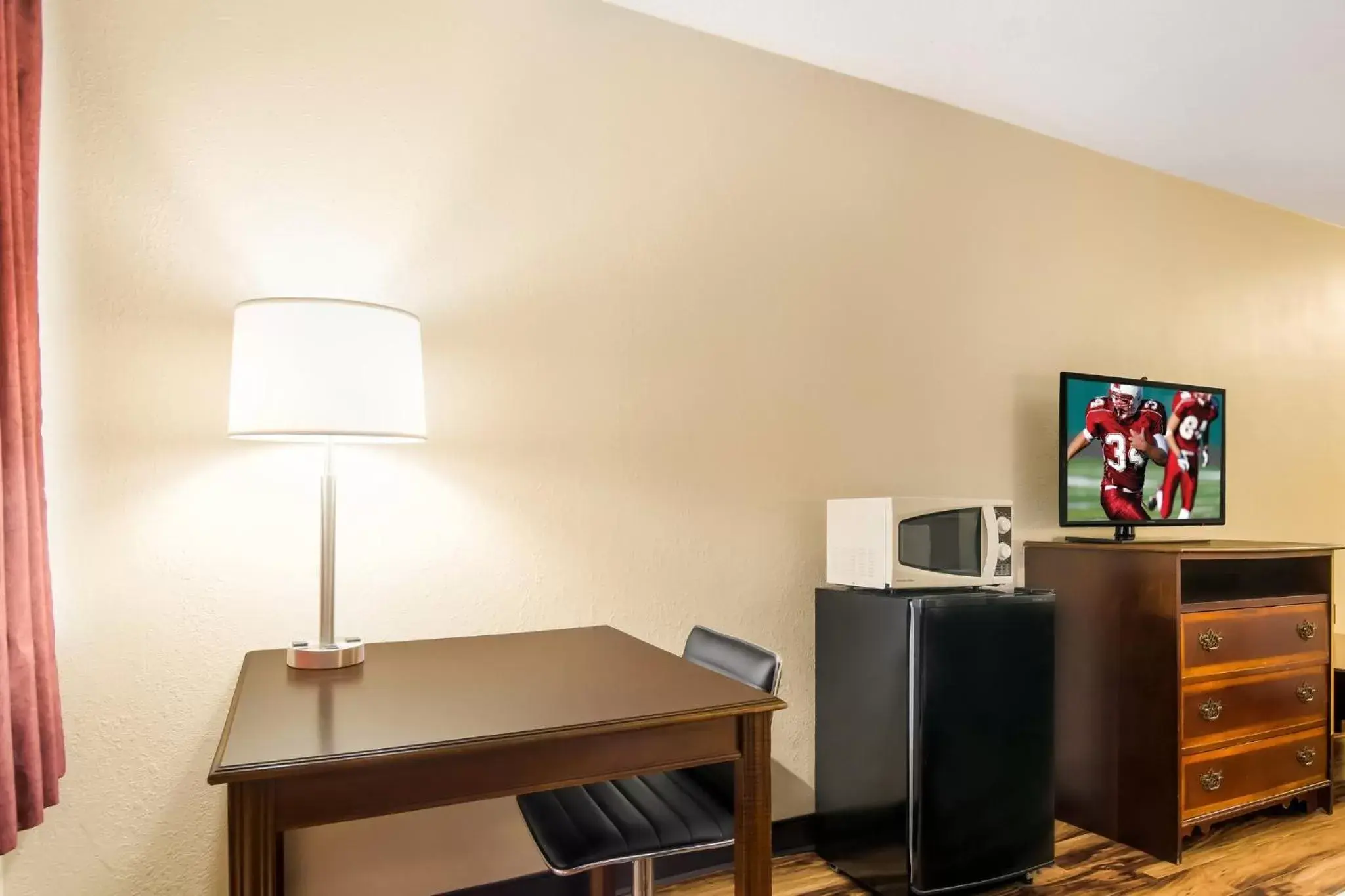 Photo of the whole room, TV/Entertainment Center in Red Roof Inn Lexington - Winchester