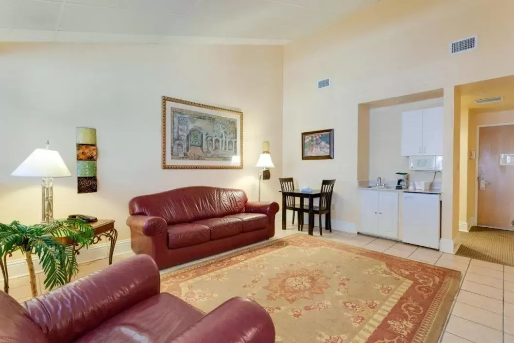 Communal lounge/ TV room, Seating Area in Naples Park Central Hotel