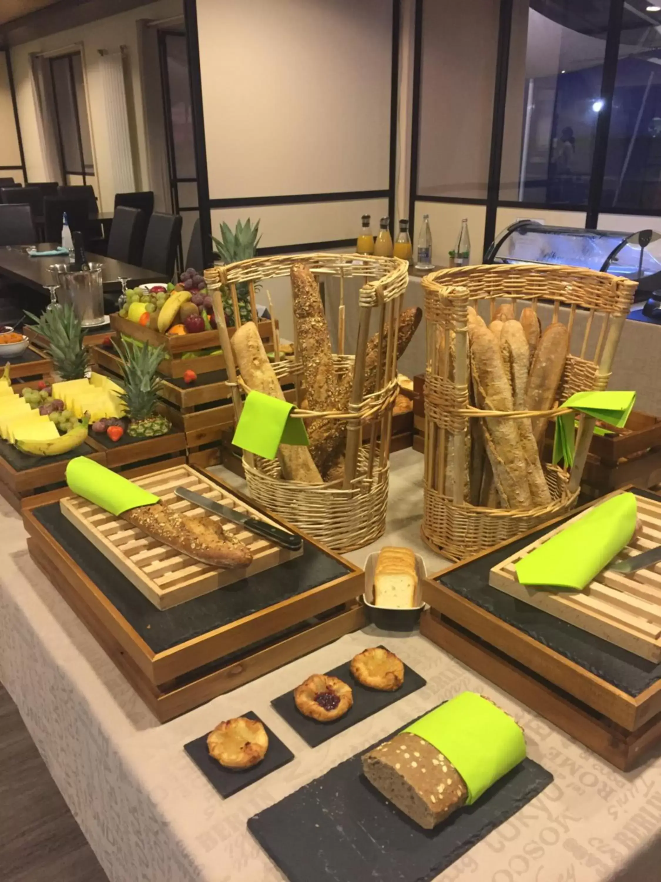 Breakfast in Best Western Plus Les Terrasses de Bréhat Breakfast in Best Western Plus Les Terrasses de Bréhat