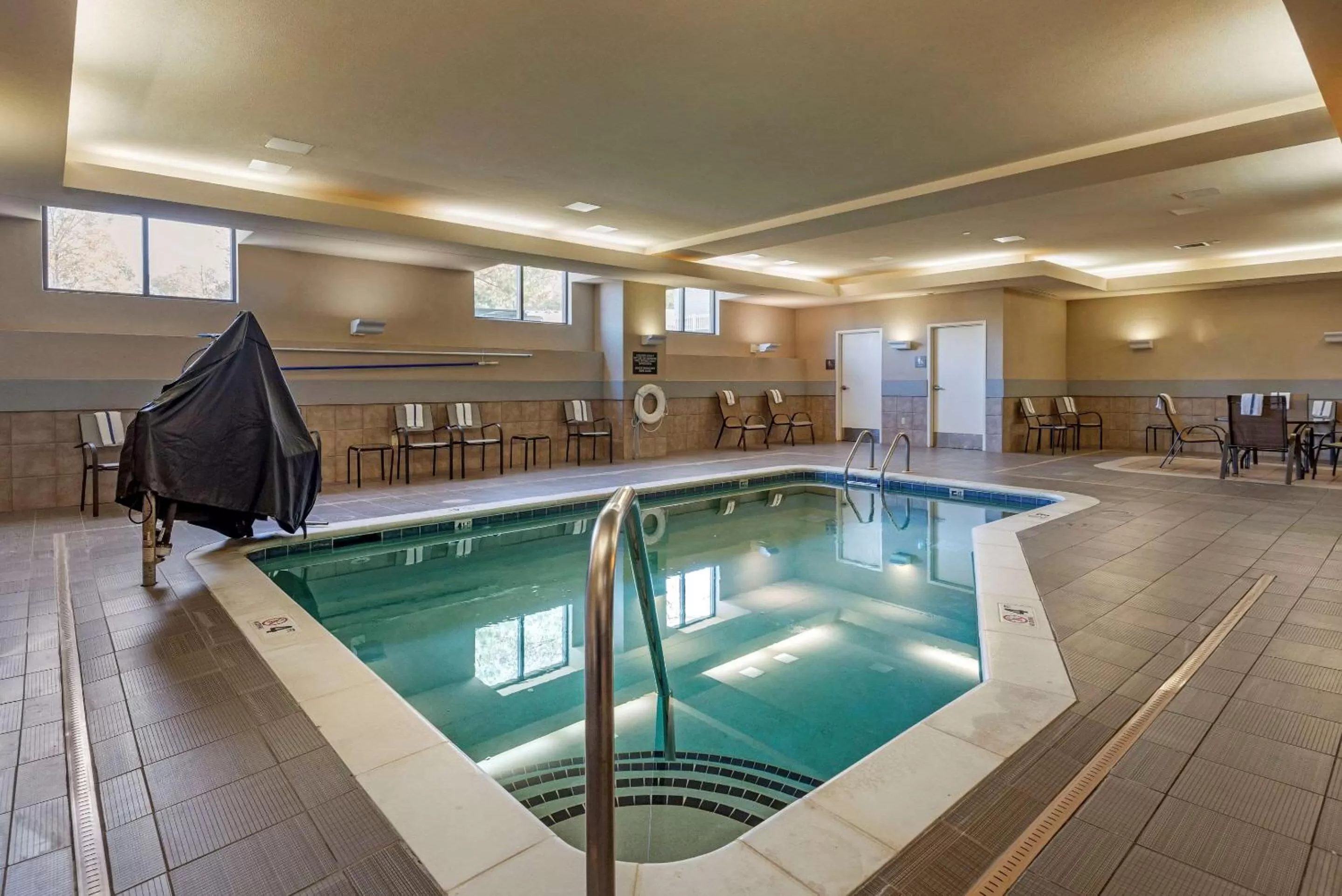 Swimming pool in Comfort Suites Huntersville near Lake Norman
