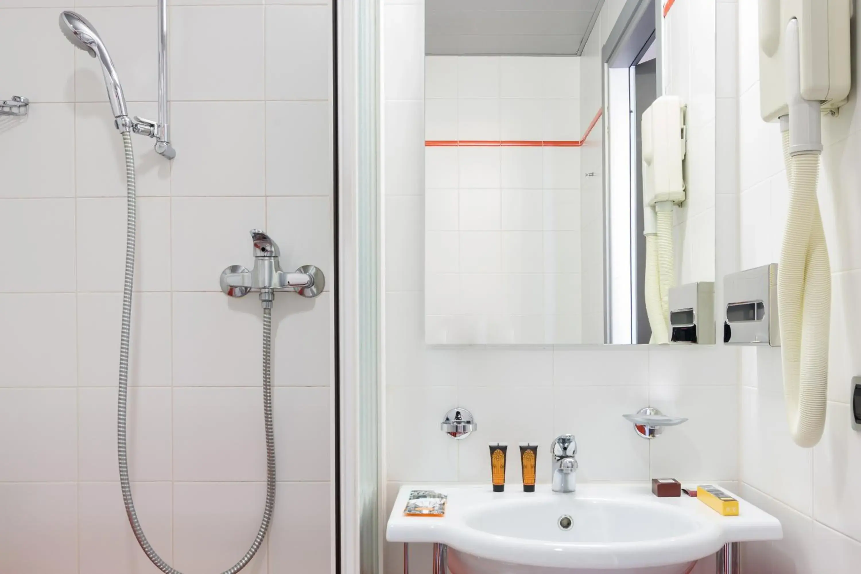 Bathroom in Hotel La Spezia - Gruppo Minihotel