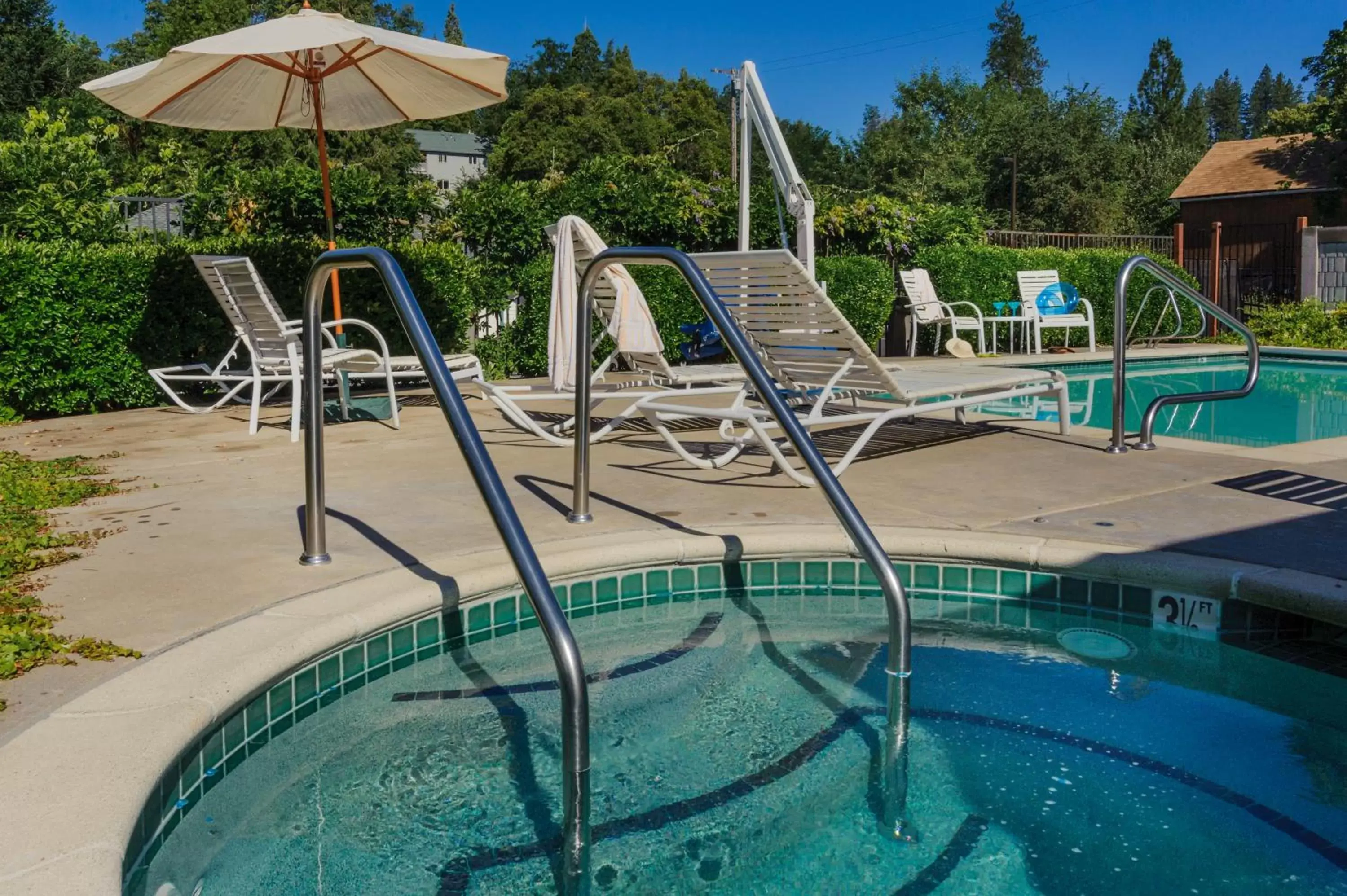 Swimming Pool in Grass Valley Courtyard Suites