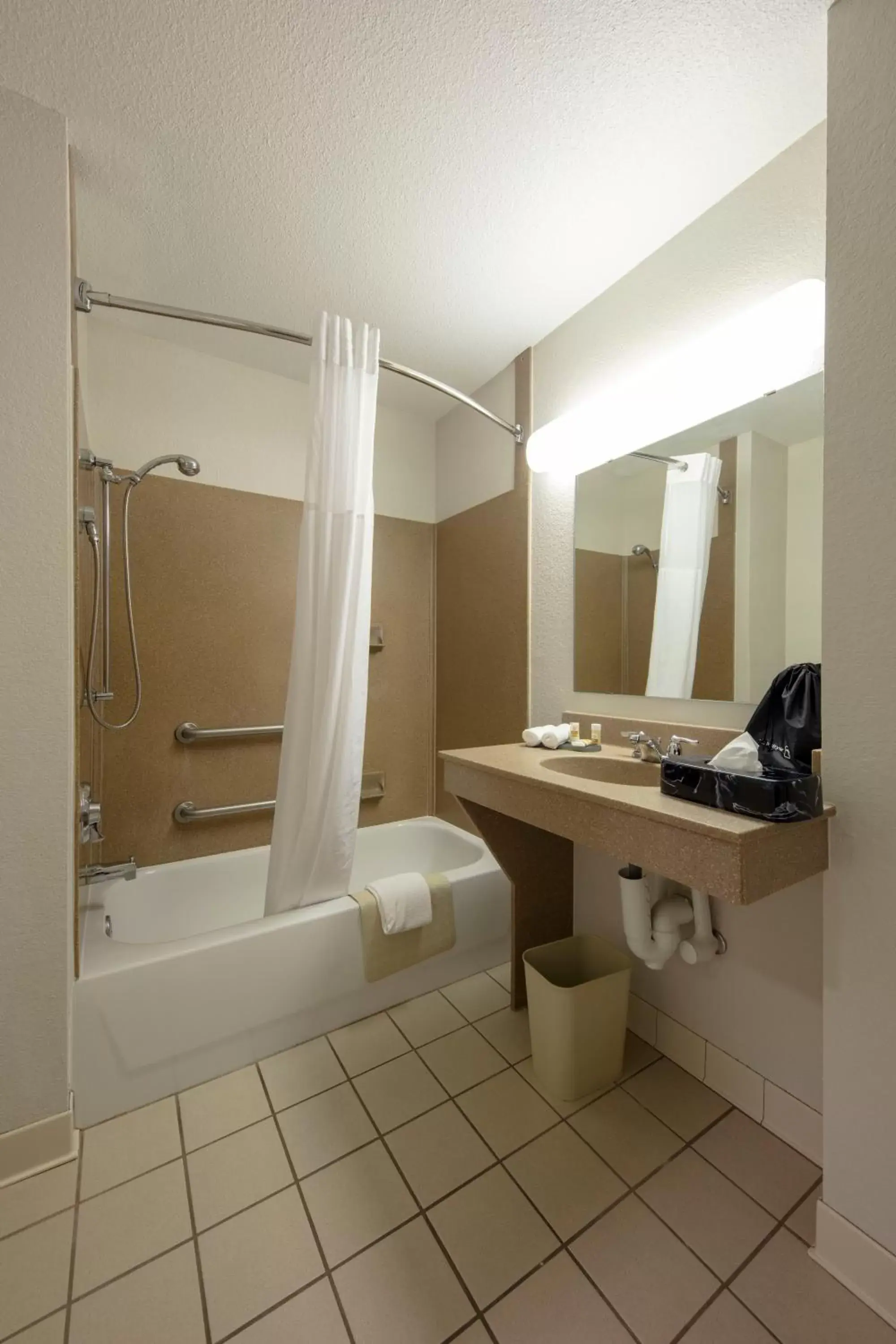 Shower, Bathroom in La Quinta by Wyndham Springfield Airport Plaza