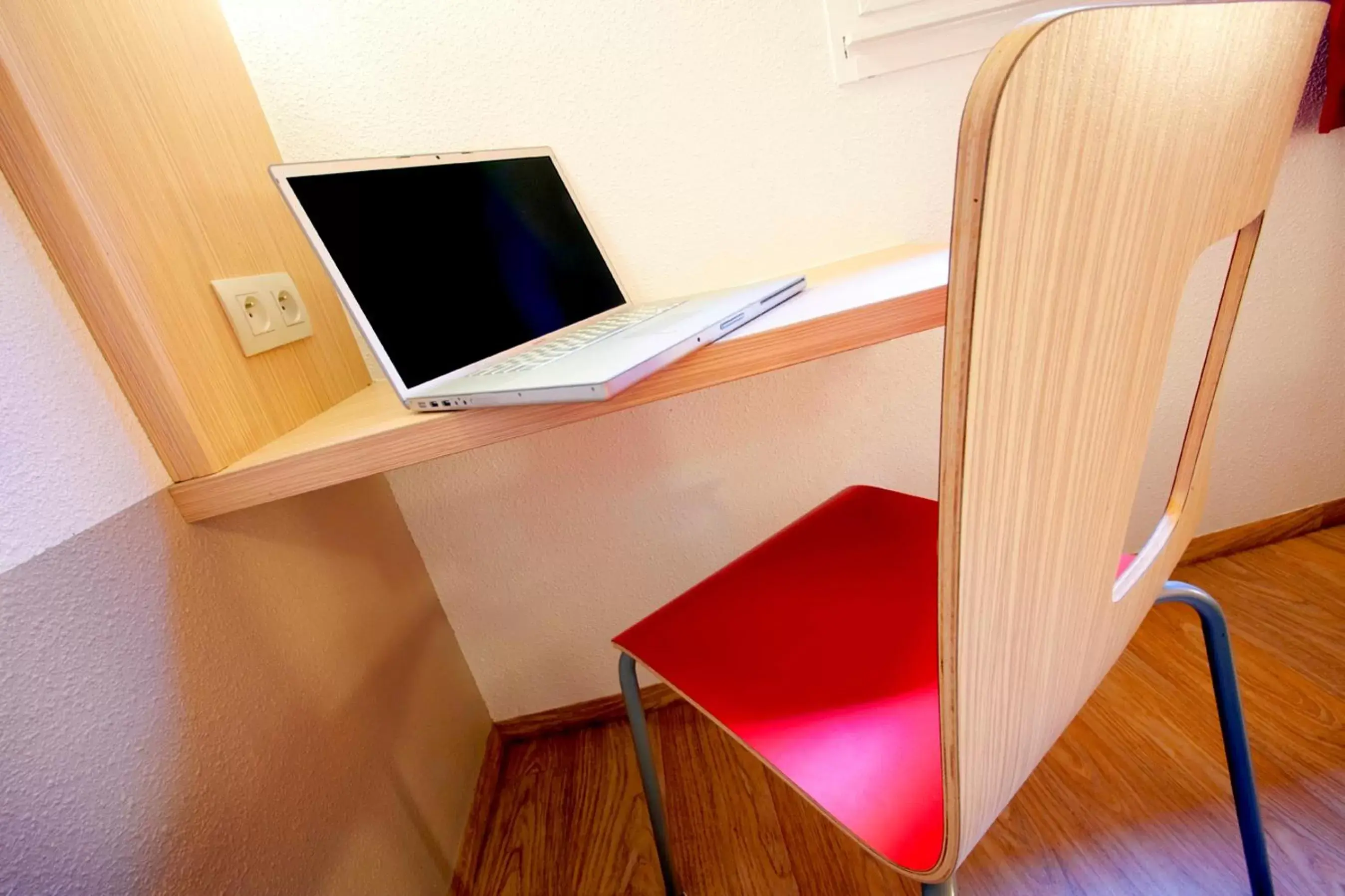 Seating area, TV/Entertainment Center in Premiere Classe Dijon Sud - Marsannay