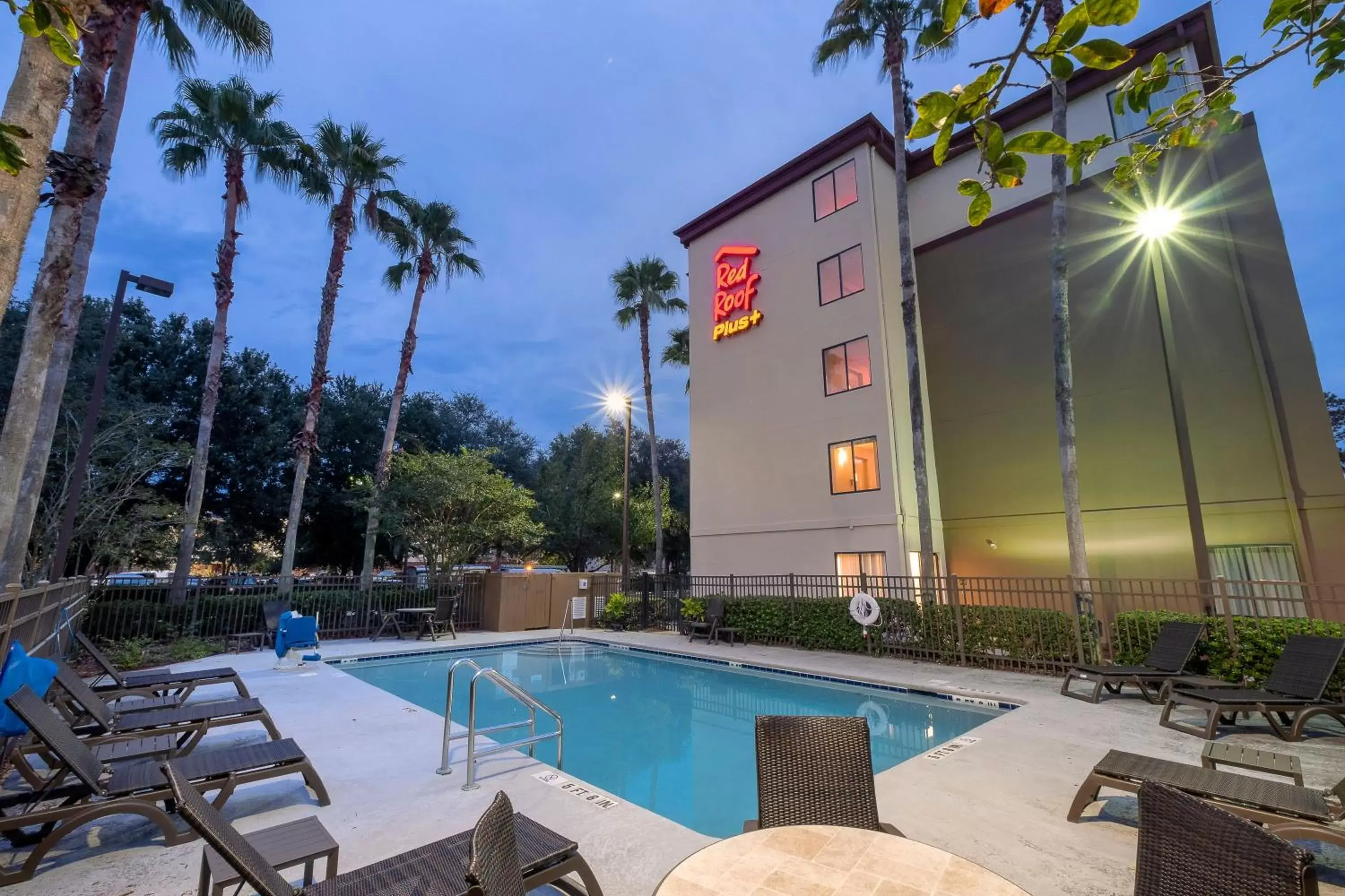 Swimming pool, Property Building in Red Roof Inn PLUS+ Jacksonville – Southpoint