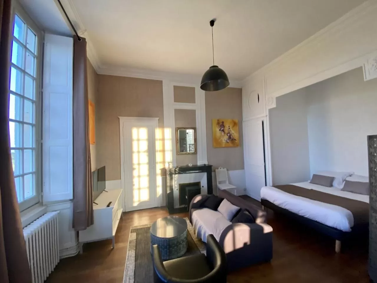 Photo of the whole room, Bed in Hôtel Particulier CHÂTEAU DES MARAIS Proximité et vue sur le Lac de Grand lieu