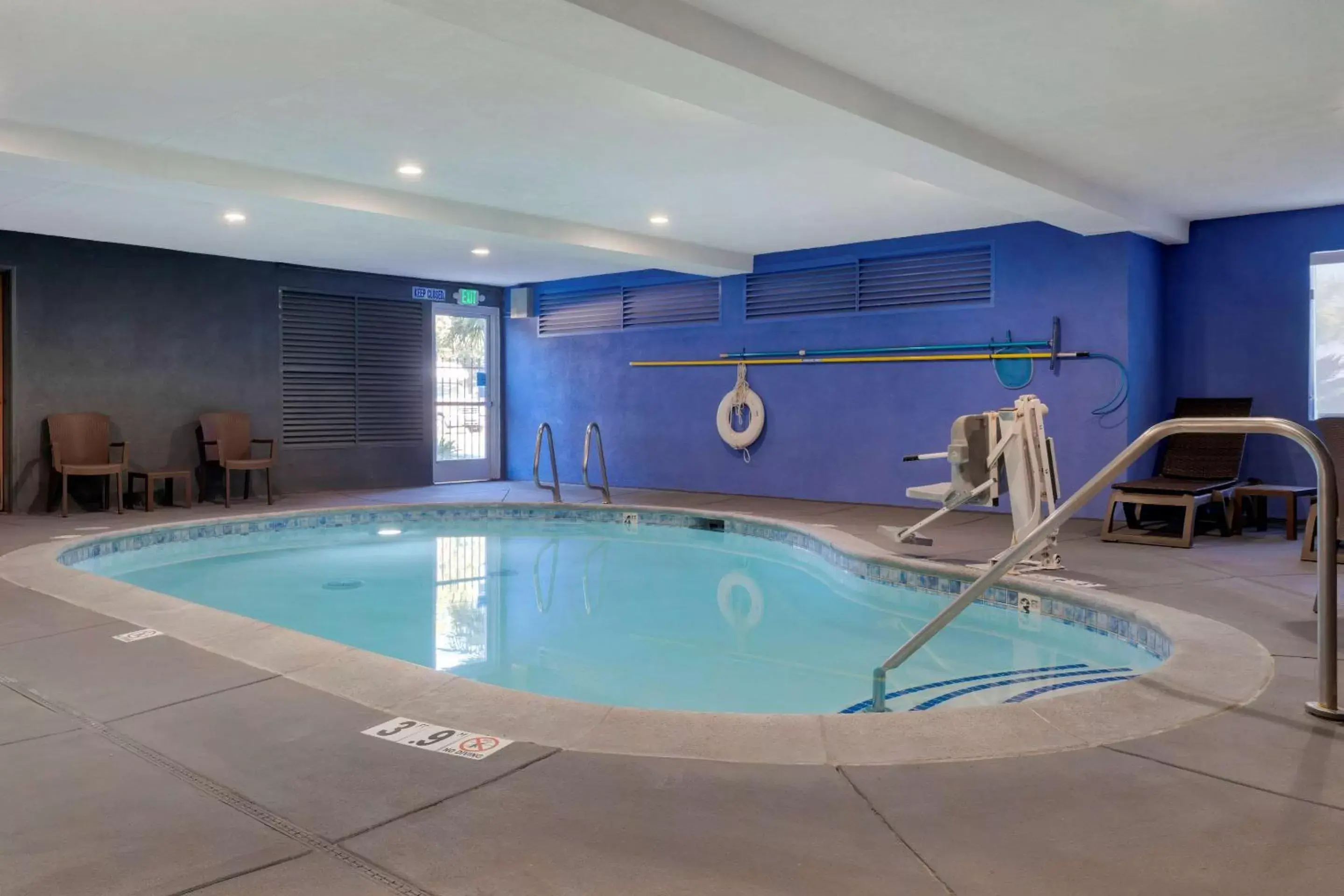 On site, Swimming Pool in Comfort Suites Marysville-Yuba City