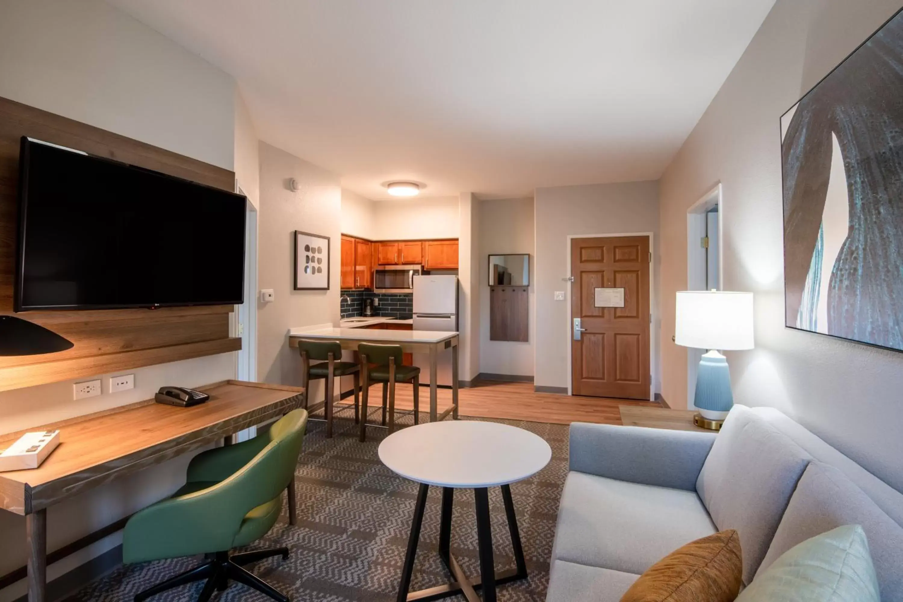 Photo of the whole room, Seating Area in Staybridge Suites Phoenix-Glendale