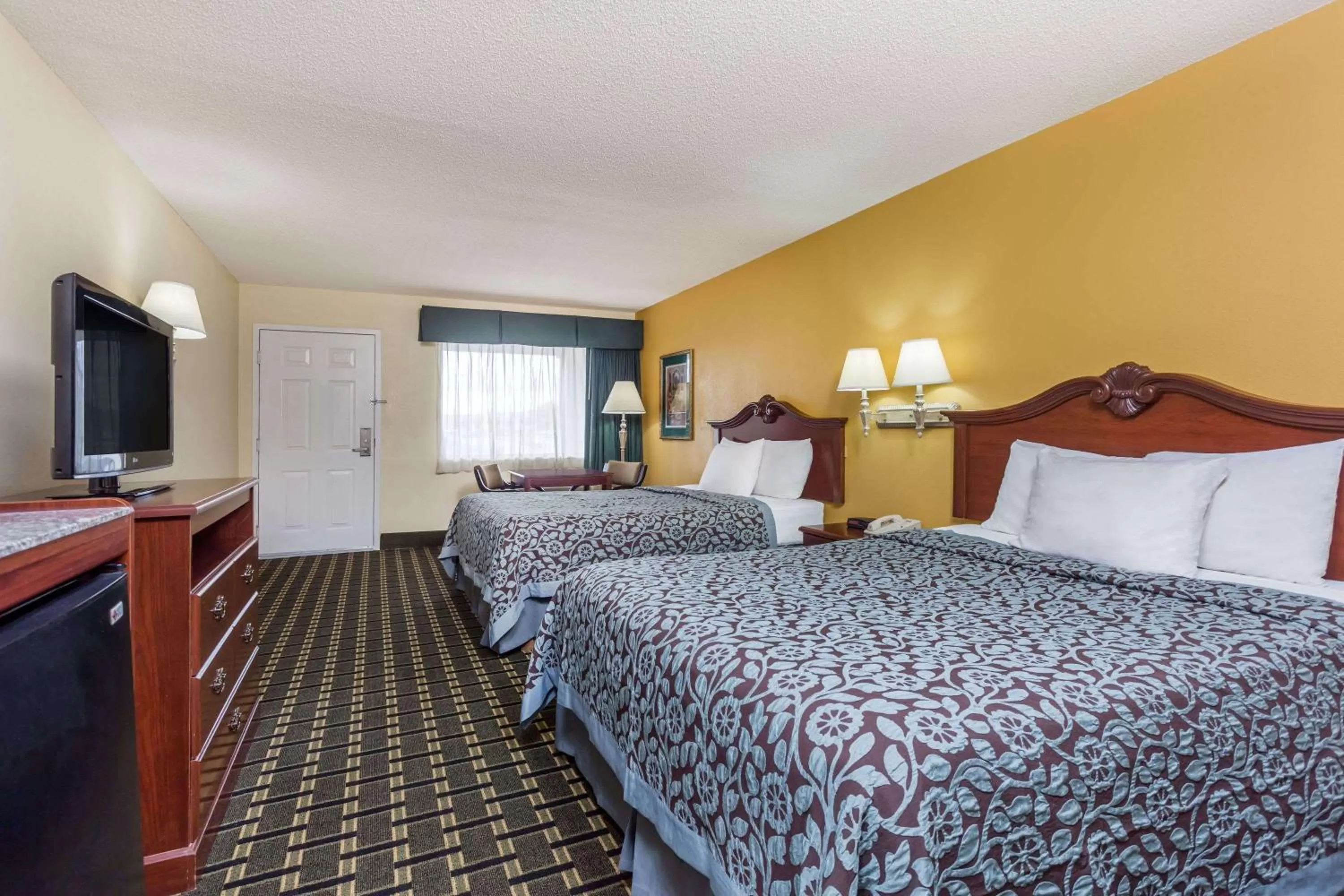 Photo of the whole room, Bed in Days Inn & Suites by Wyndham Warner Robins Near Robins AFB