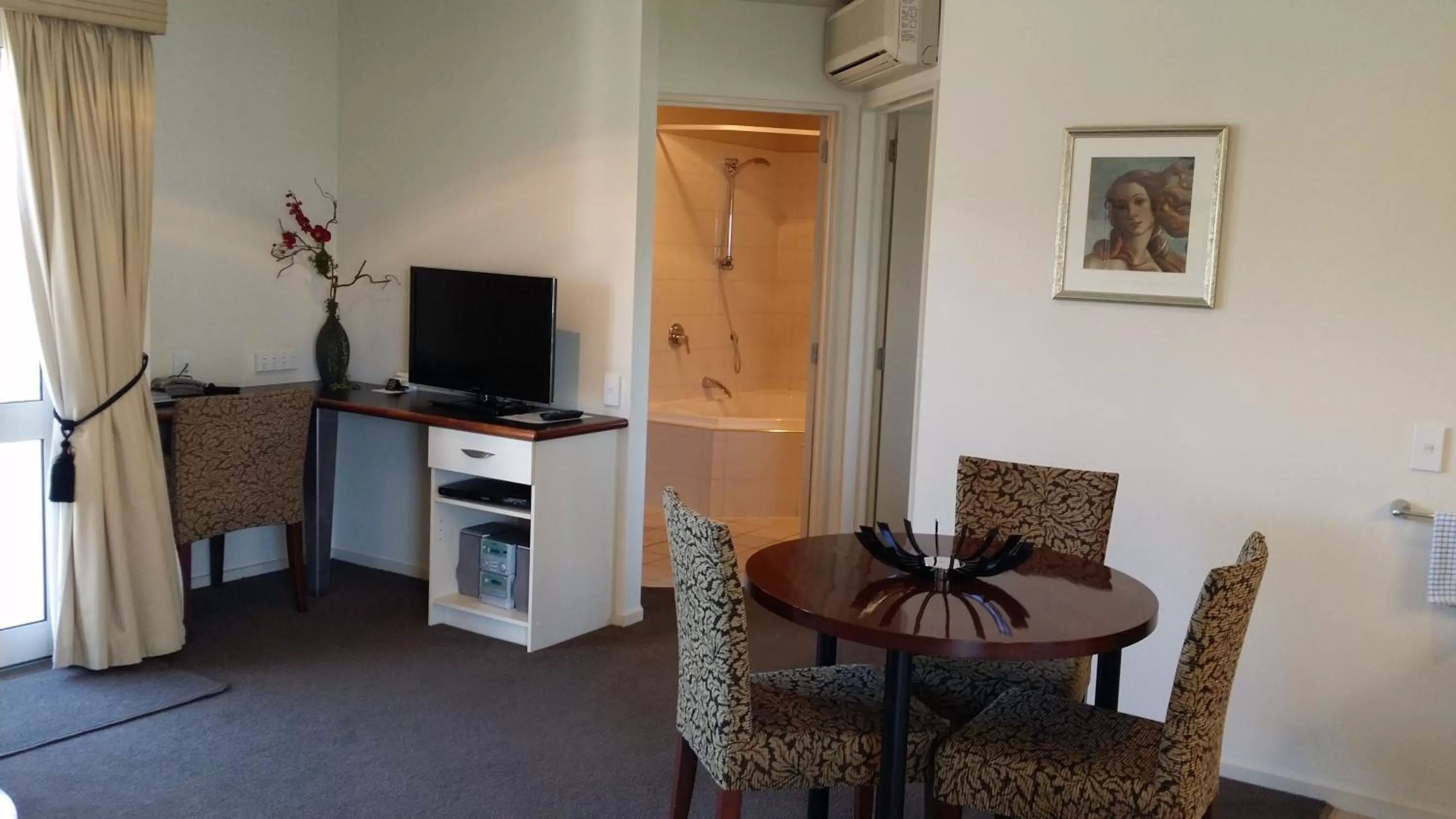 Dining area in Cedar Grove Motor Lodge