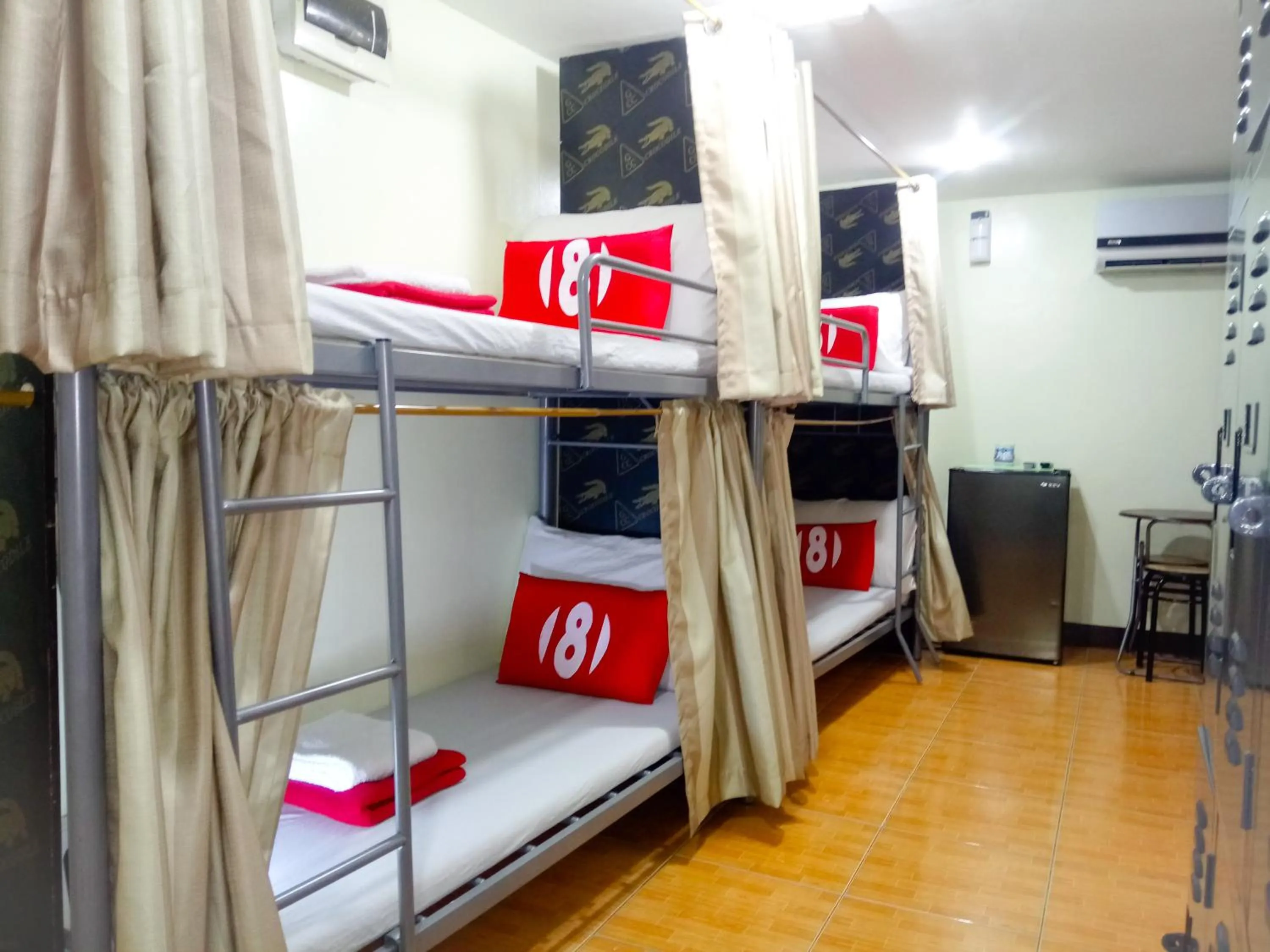 bunk bed, Bed in 8Hostel
