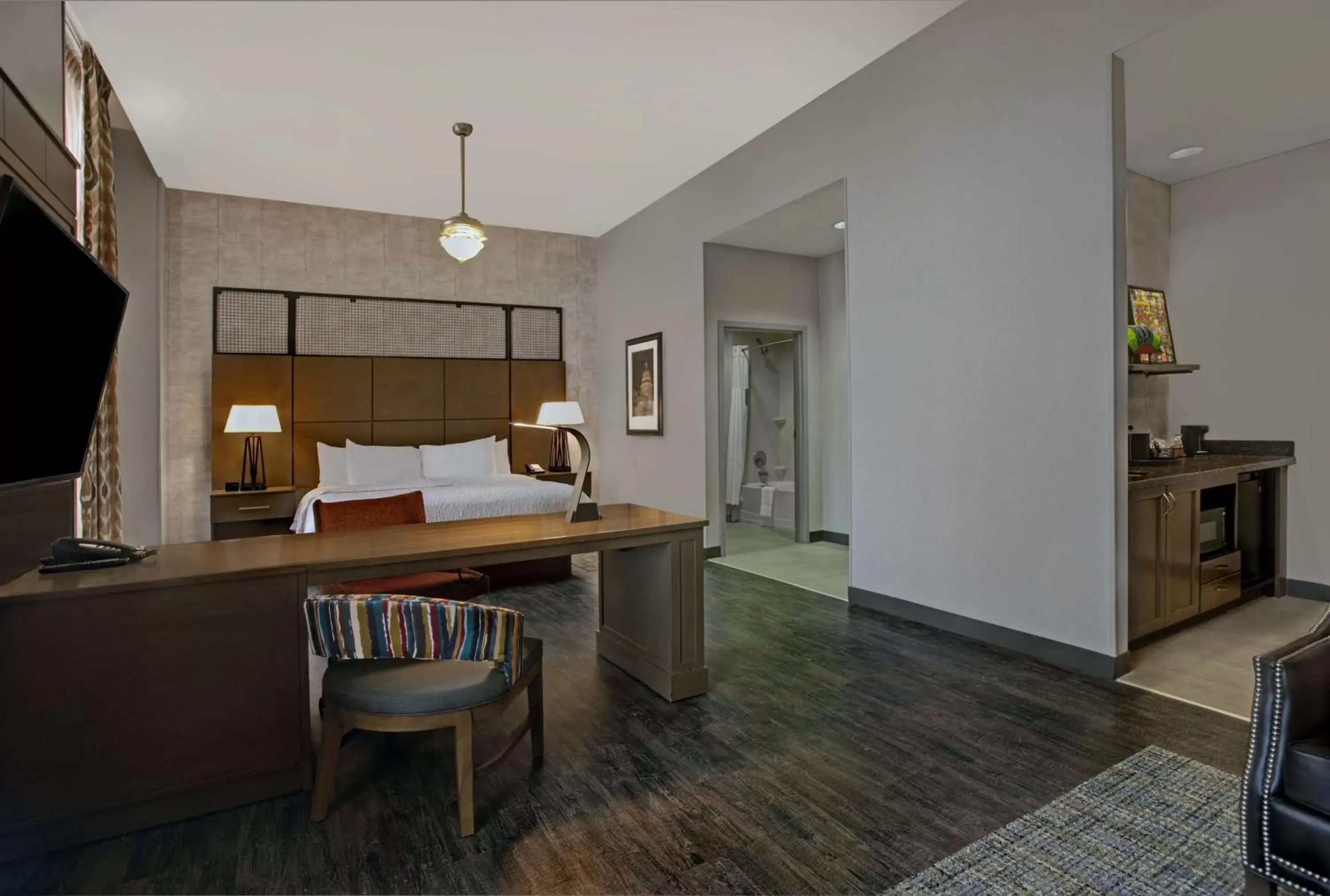 Living room, Kitchen/Kitchenette in Hampton Inn and Suites Austin University Capitol