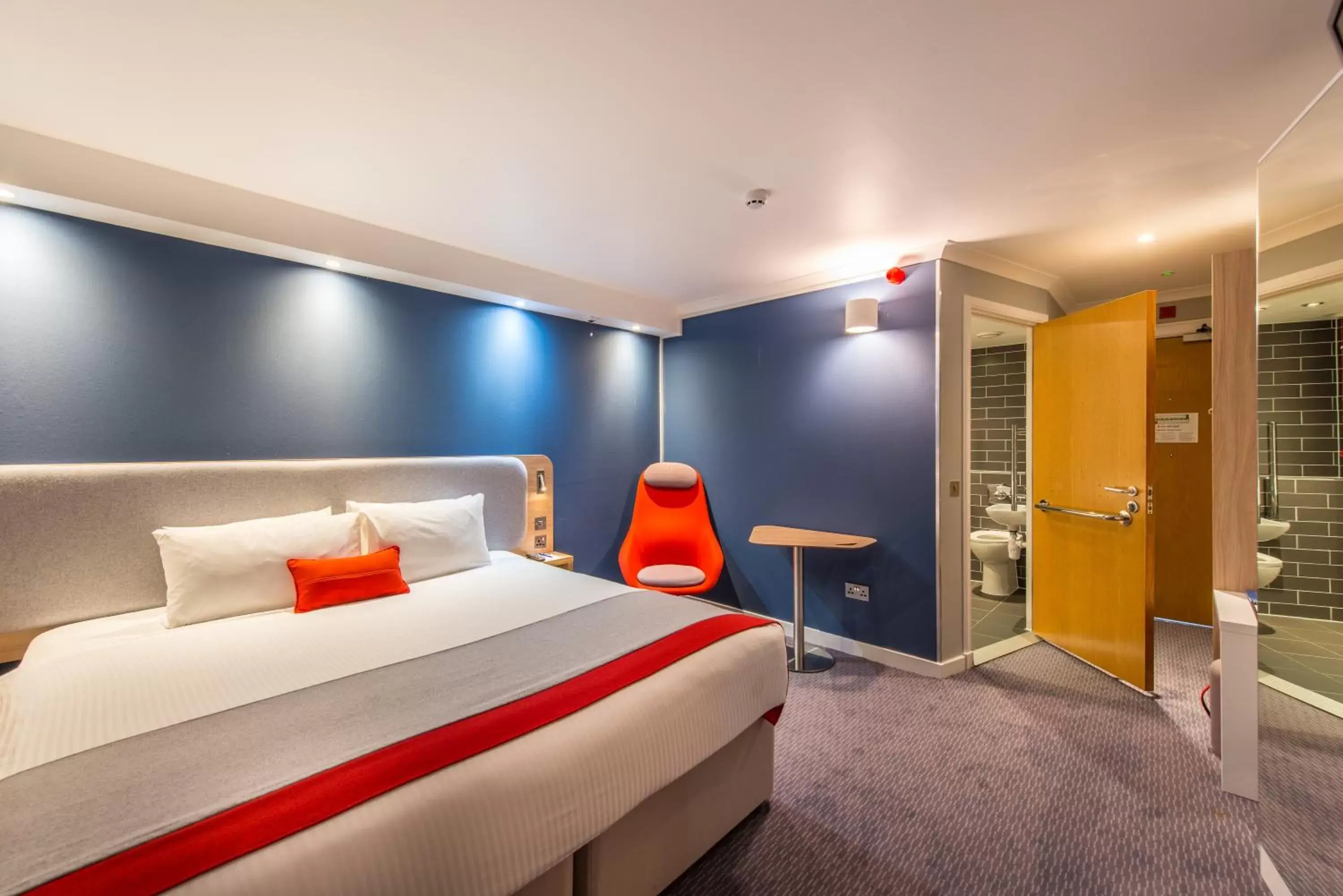 Bed in Holiday Inn Express Strathclyde Park M74, Jct 5, an IHG Hotel