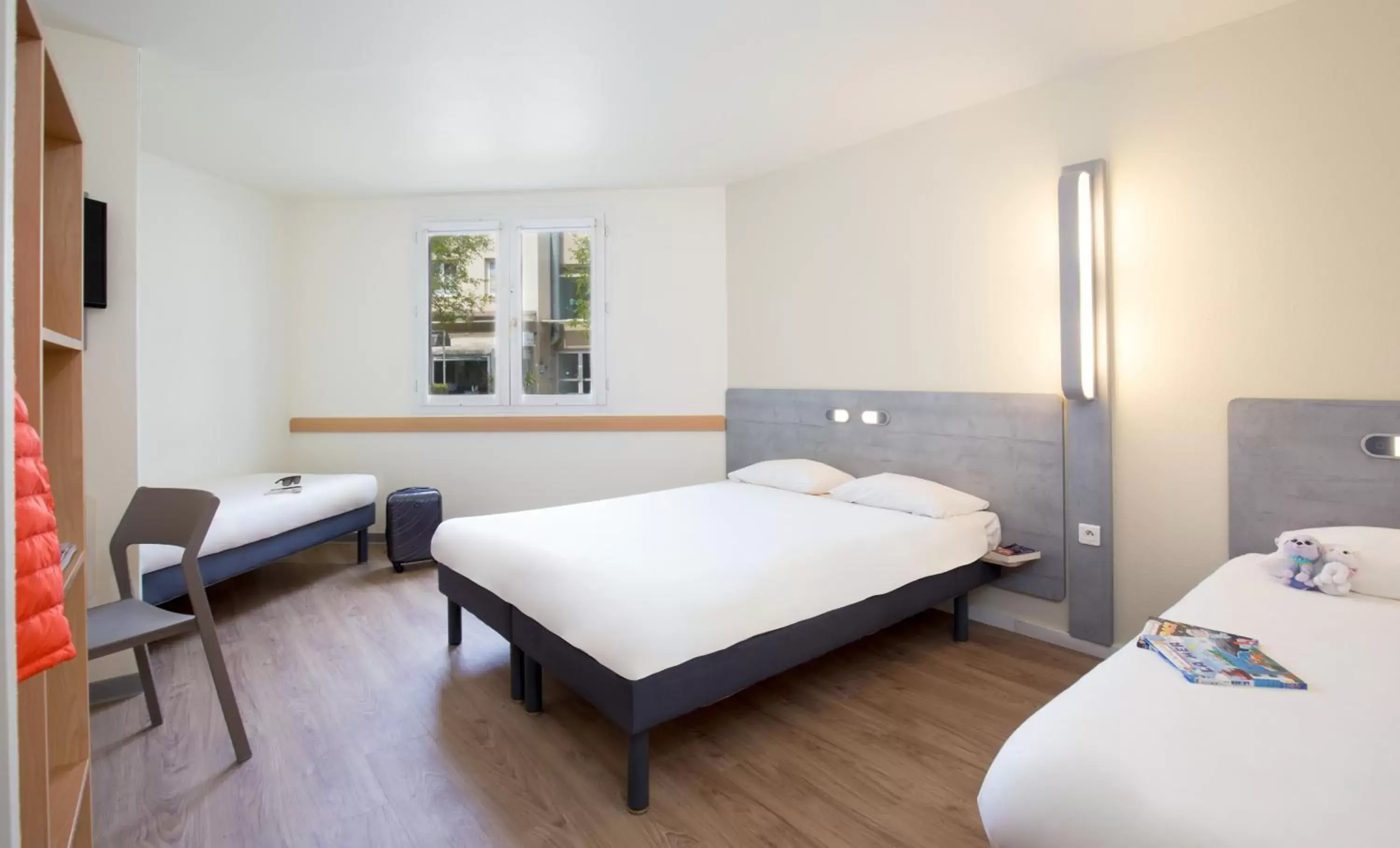 Bedroom, Bed in ibis budget Aubagne Paluds Agora