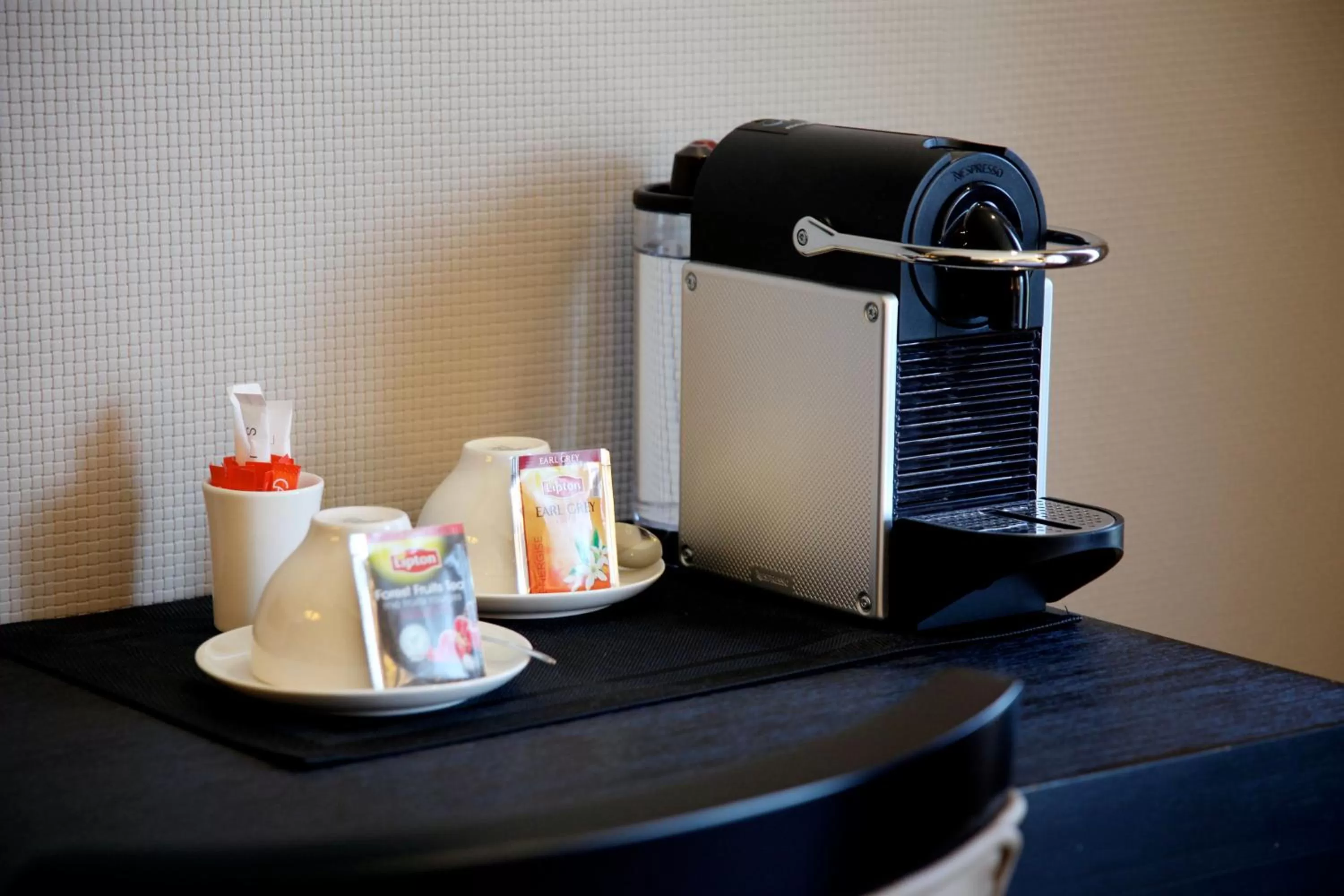 Coffee/tea facilities in Hôtel Elysées Paris