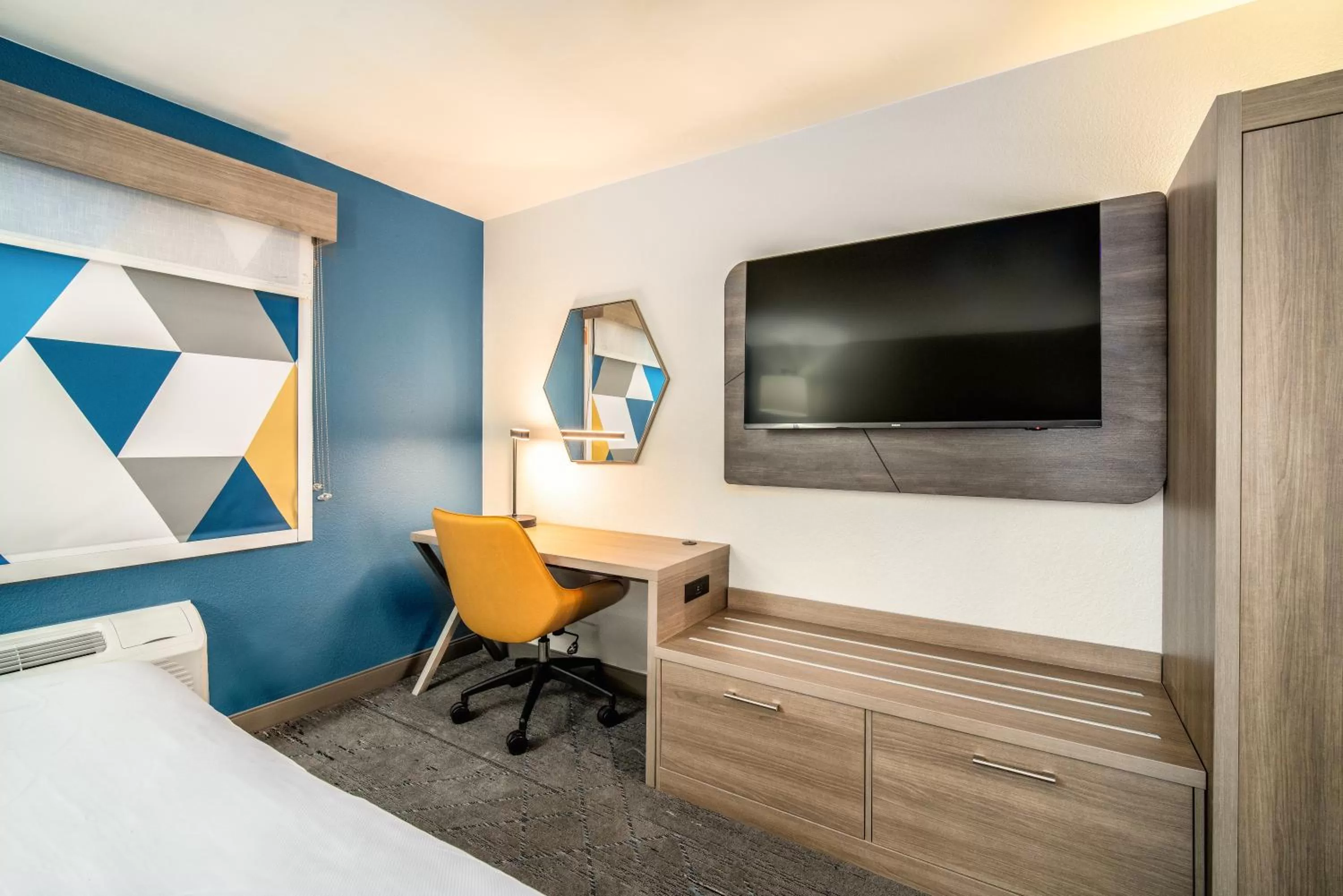TV and multimedia, Bed in Holiday Inn Express & Suites Phoenix - Mesa West by IHG