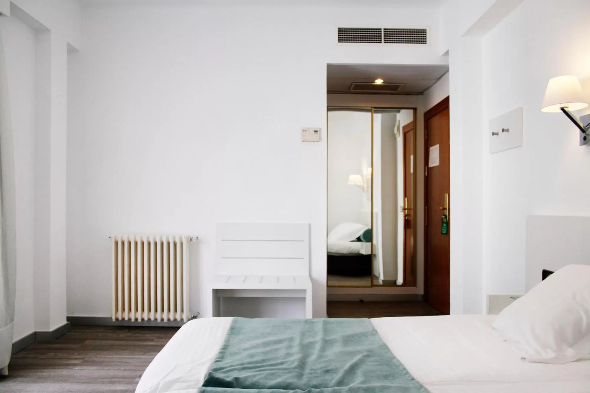 Photo of the whole room, Bed in Morlans Garden