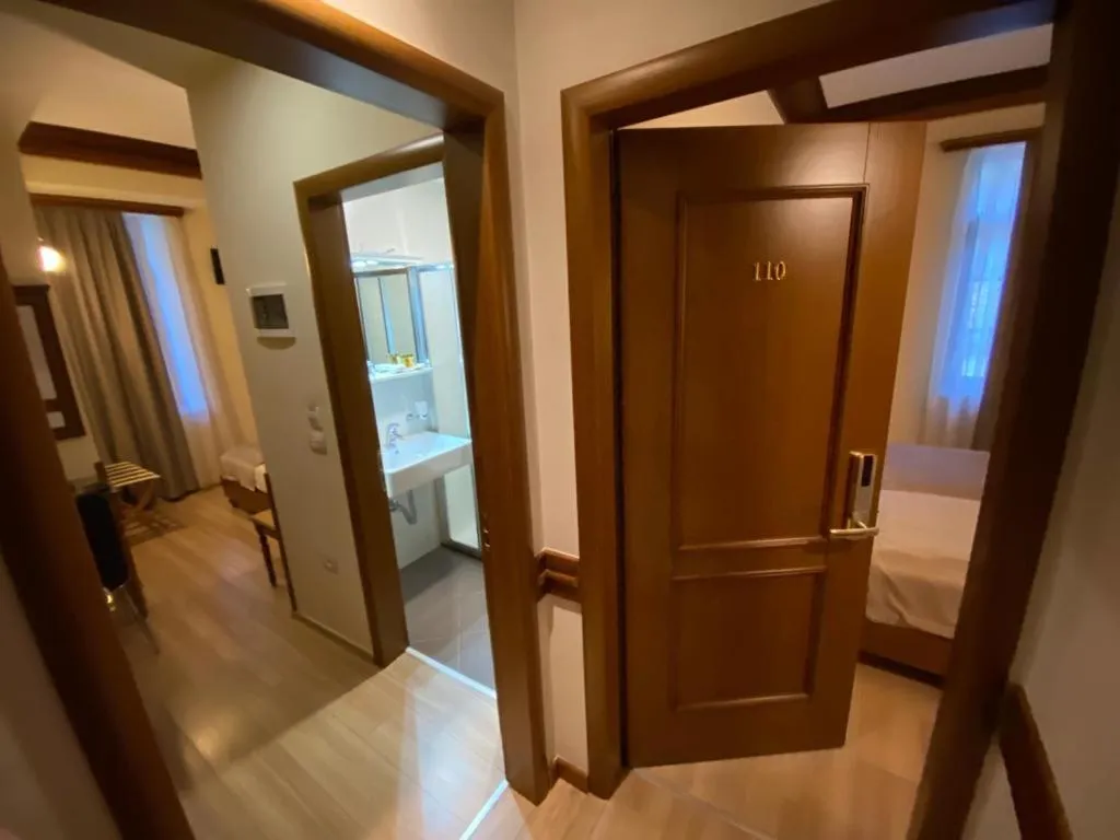 Bathroom, Bed in Hotel Argjiro