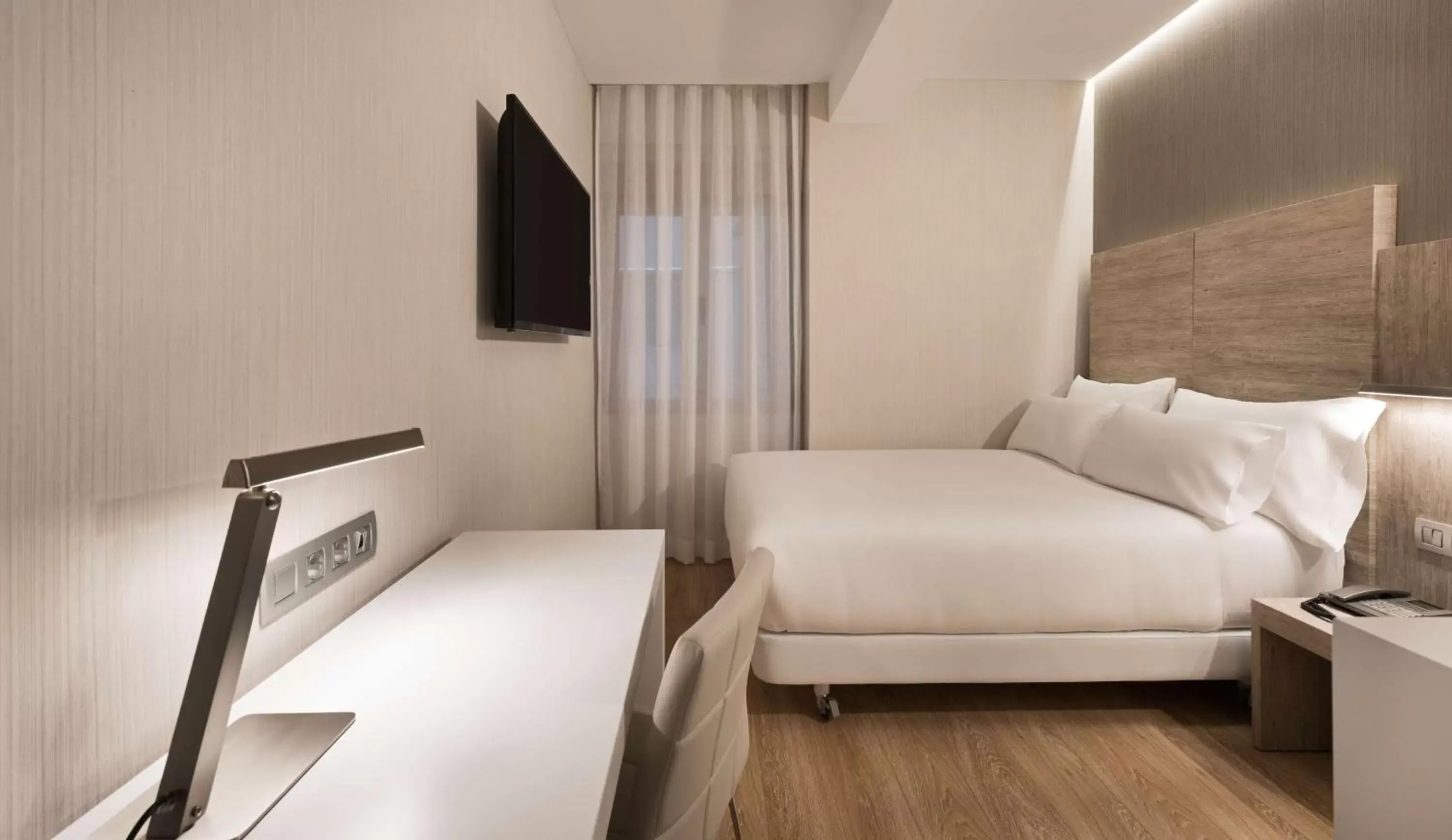 Photo of the whole room, Bed in NH Madrid Chamberí