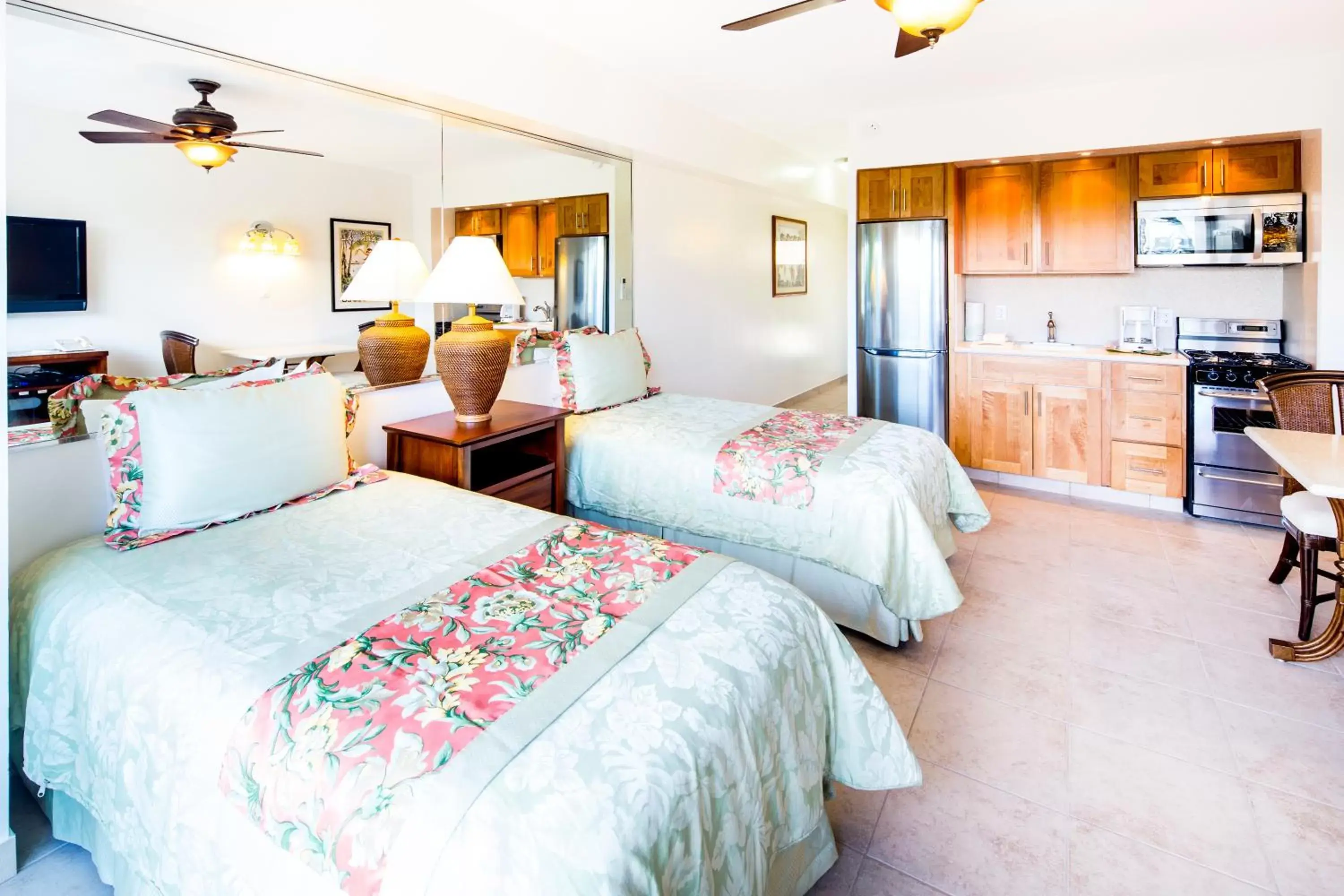 Kitchen or kitchenette, Bed in Castle Waikiki Shore Beachfront Condominiums