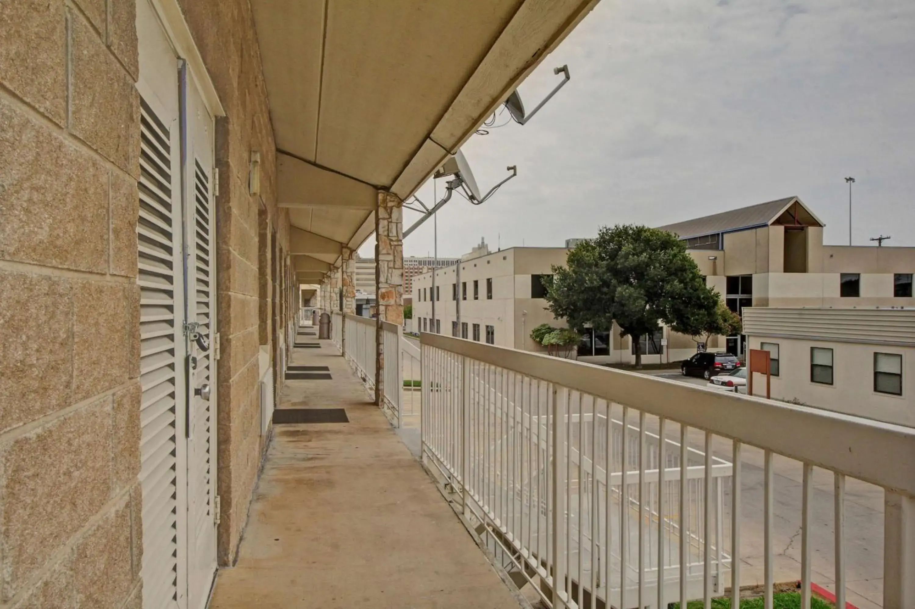 Property building, Balcony/Terrace in Motel 6-San Antonio, TX - Downtown - Market Square