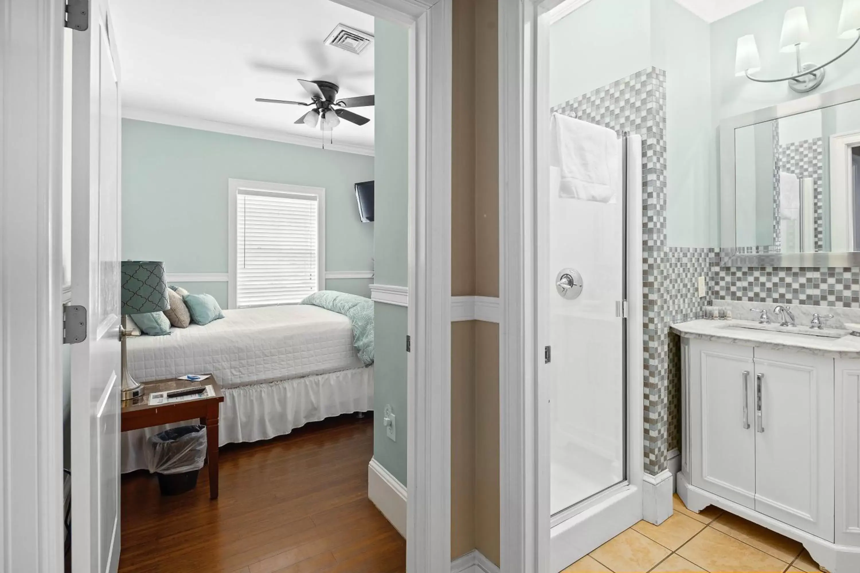 Deluxe Queen Room in The Beacon Waterfront Inn Deluxe Queen Room in The Beacon Waterfront Inn